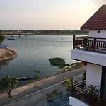 Biệt Thự Threeway Riverside