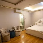 Phố đi bộ Bùi Viện