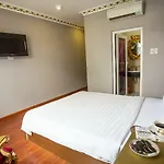 Phố đi bộ Bùi Viện