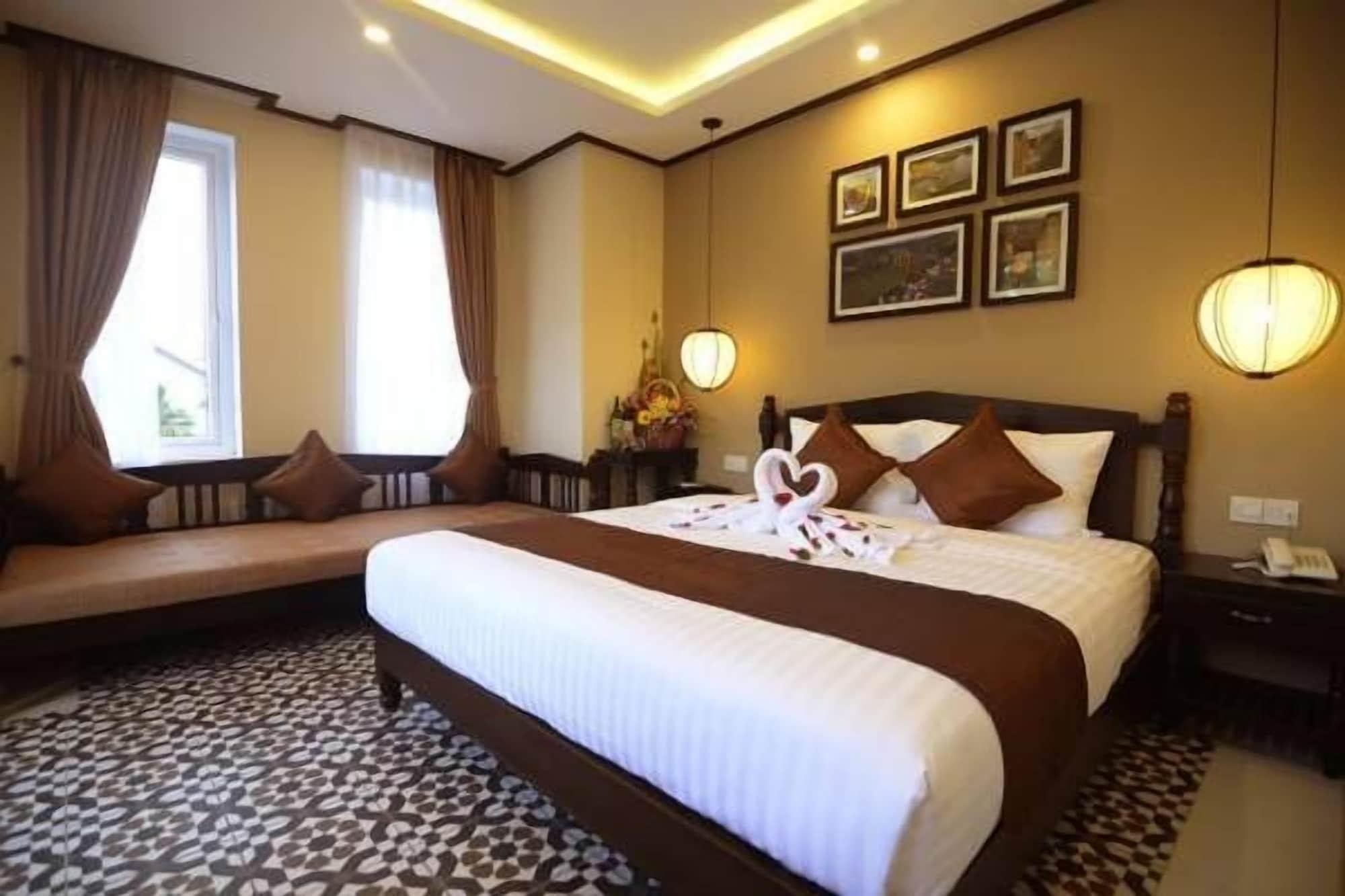 Golden Bell Backpacker & Pool Bar Villa *