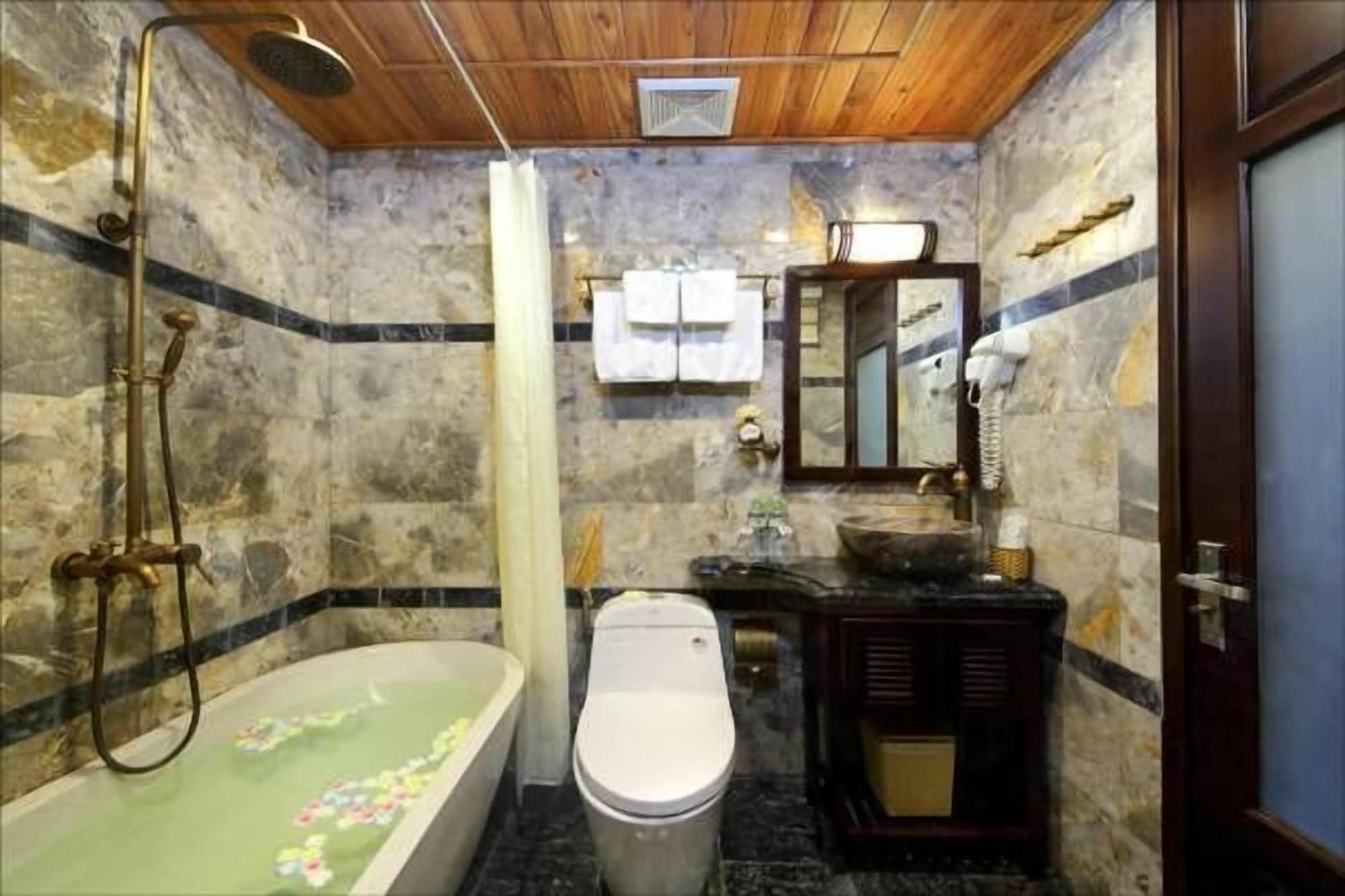 Golden Bell Backpacker & Pool Bar Villa Hoi An