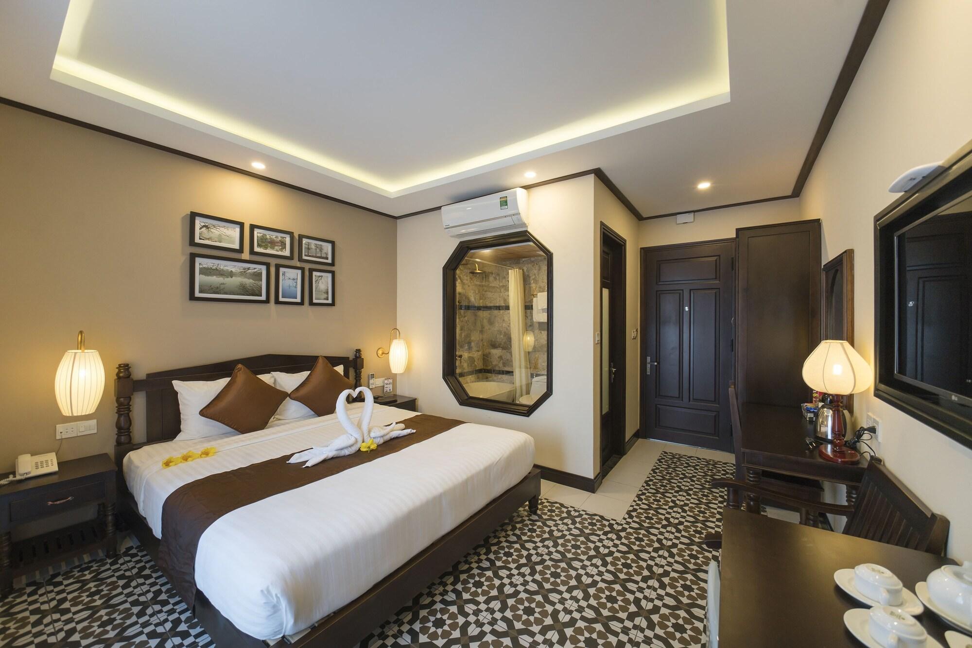 Villa Golden Bell Backpacker & Pool Bar Hoi An