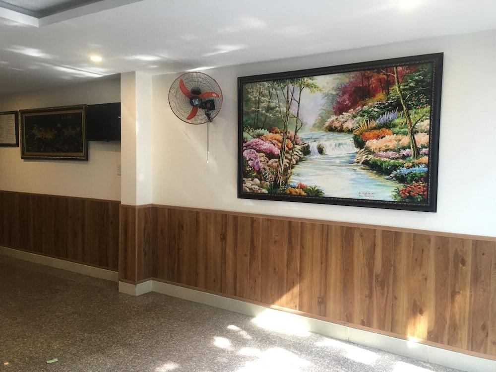 Phuong Quang Hotel *