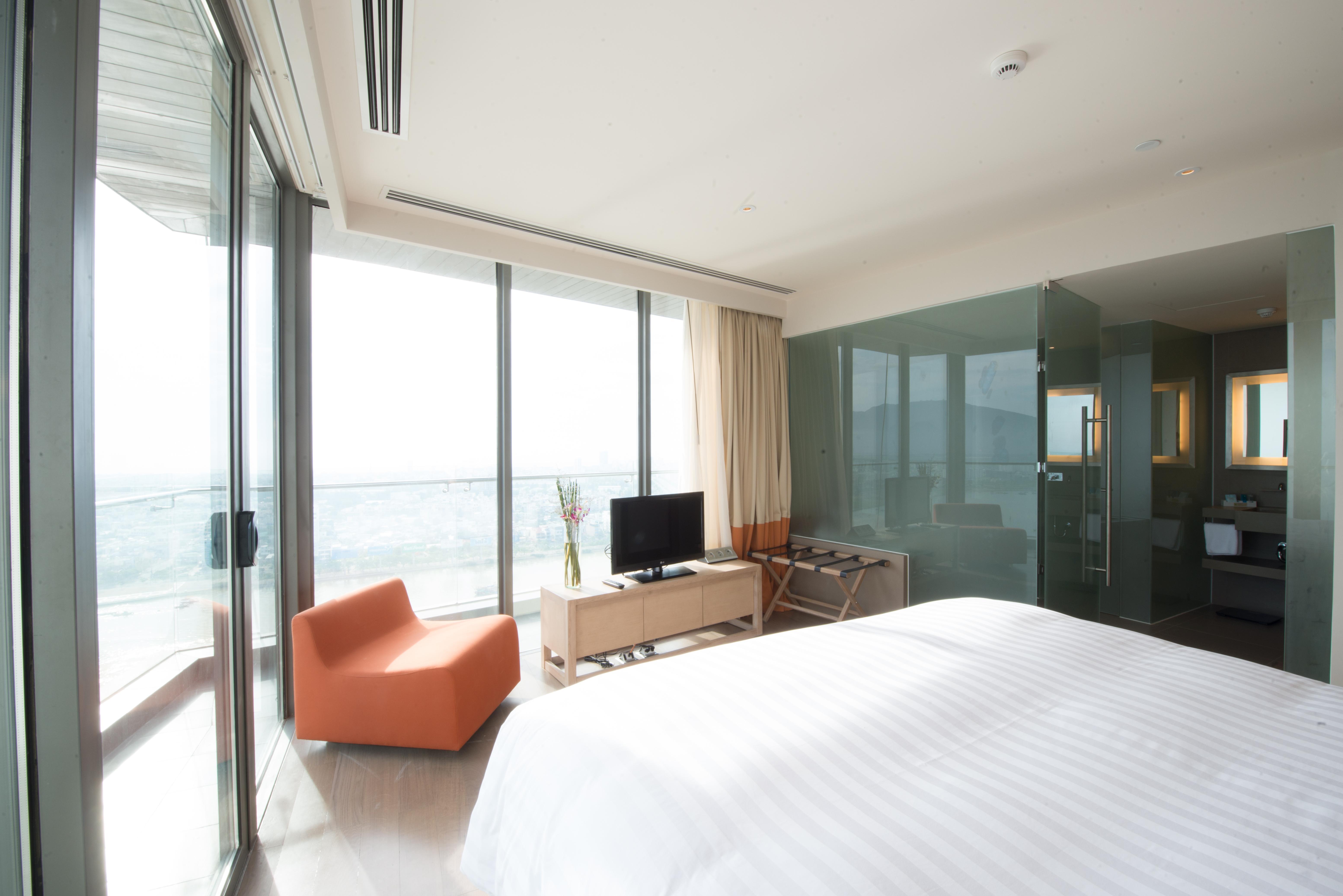 Khách sạn Novotel Premier River 5*