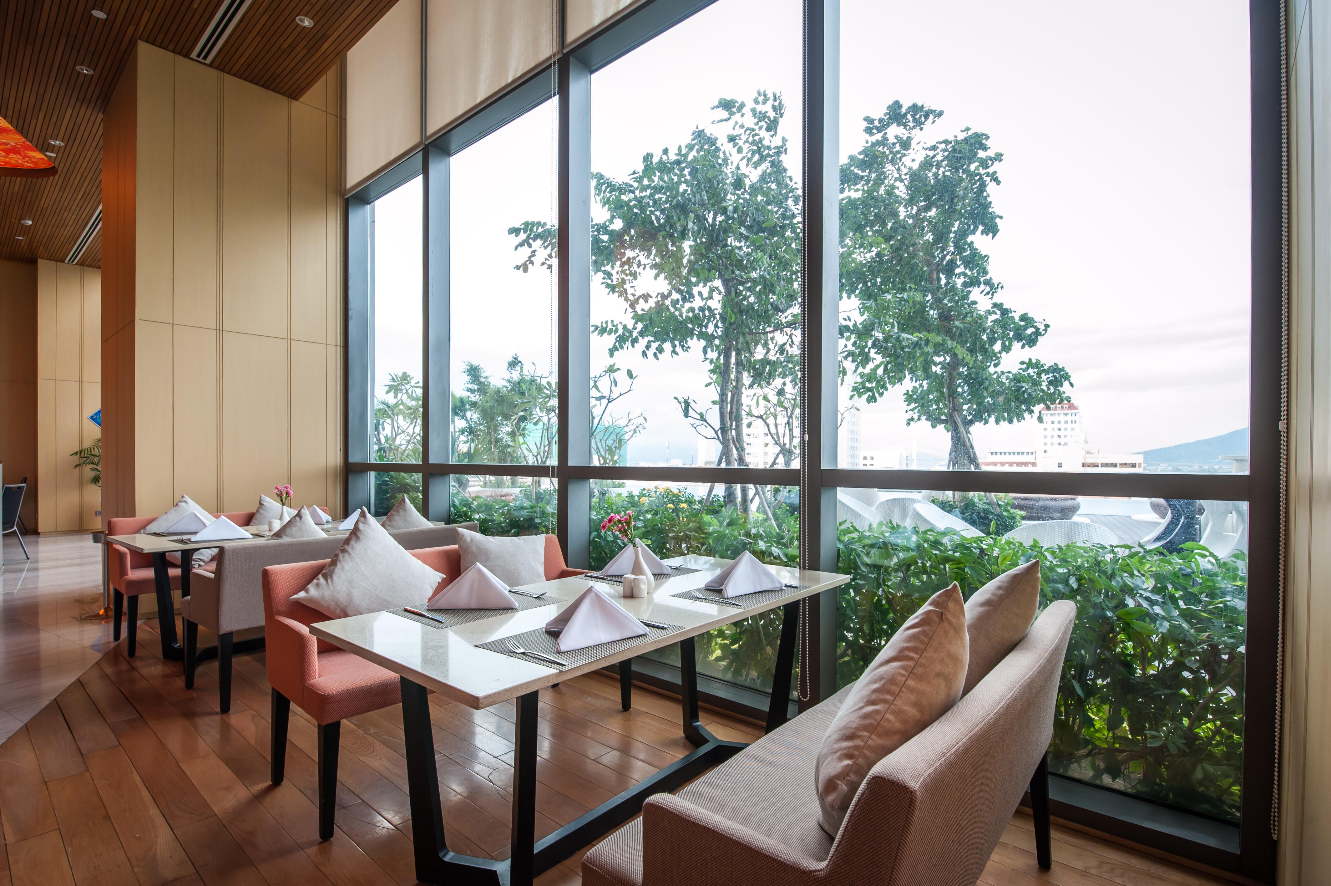Khách sạn Novotel Premier River 5*