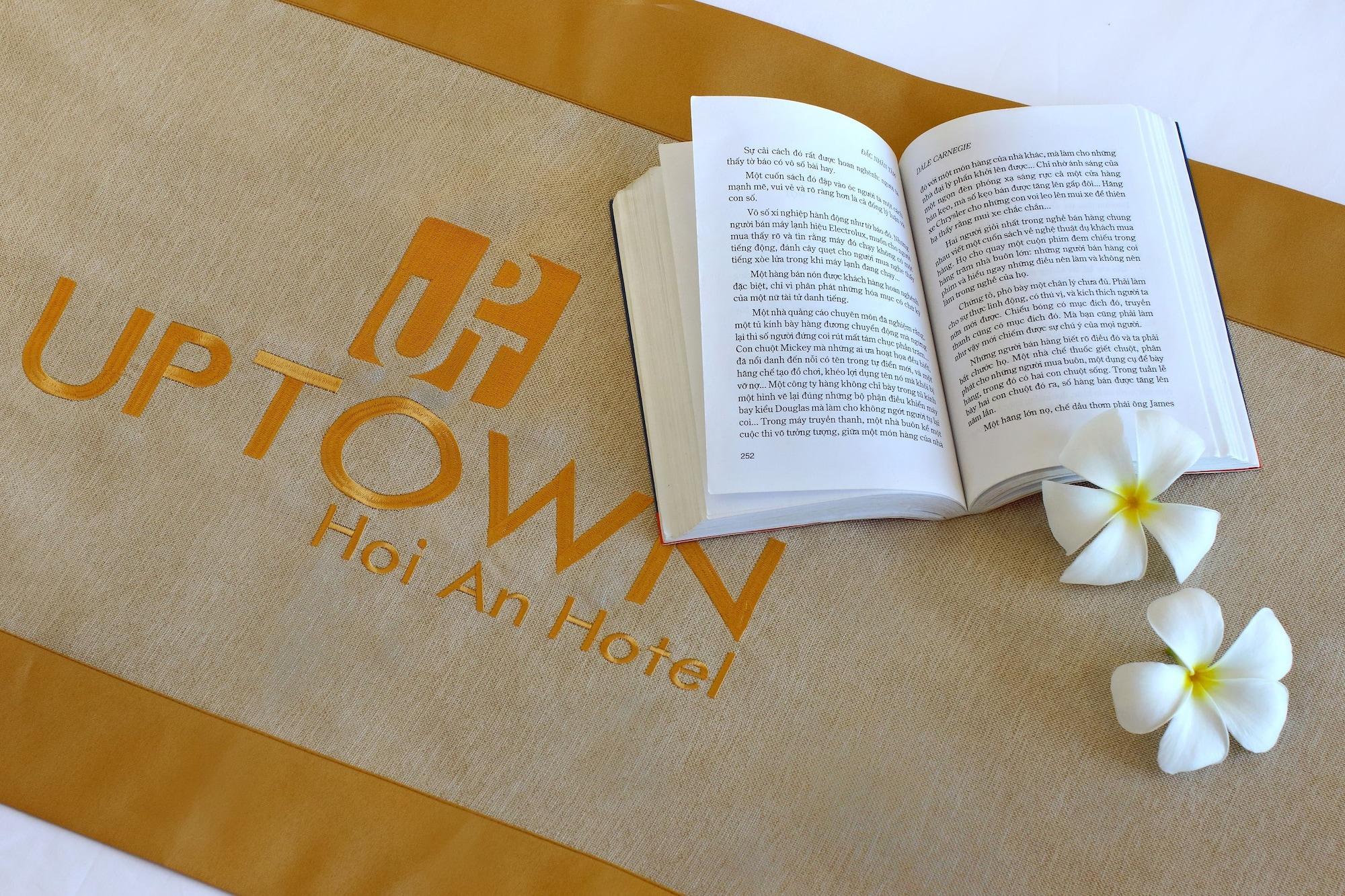 Khách sạn Uptown &