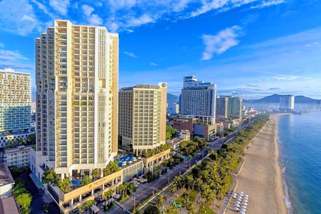 Rozy's Cozy Beachfront * Nha Trang
