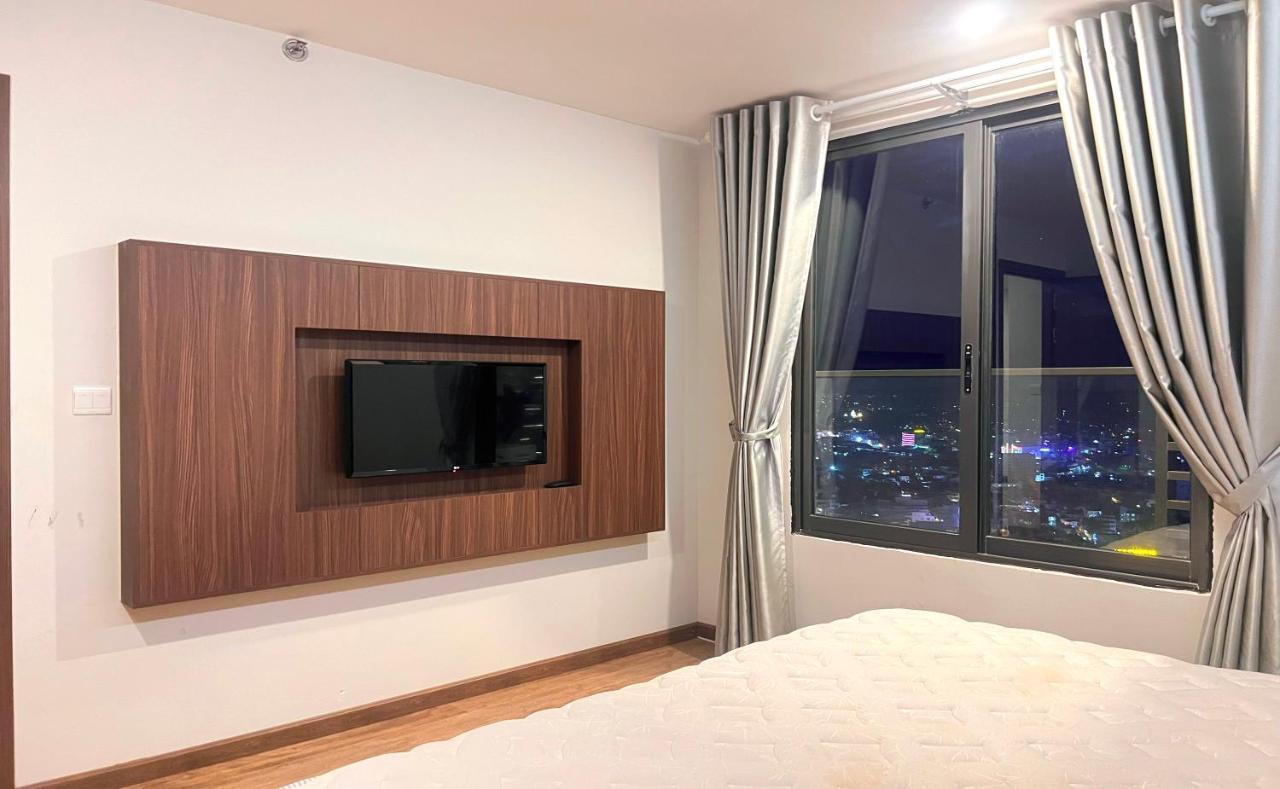 Sunny Smes - Virgo Apartment *