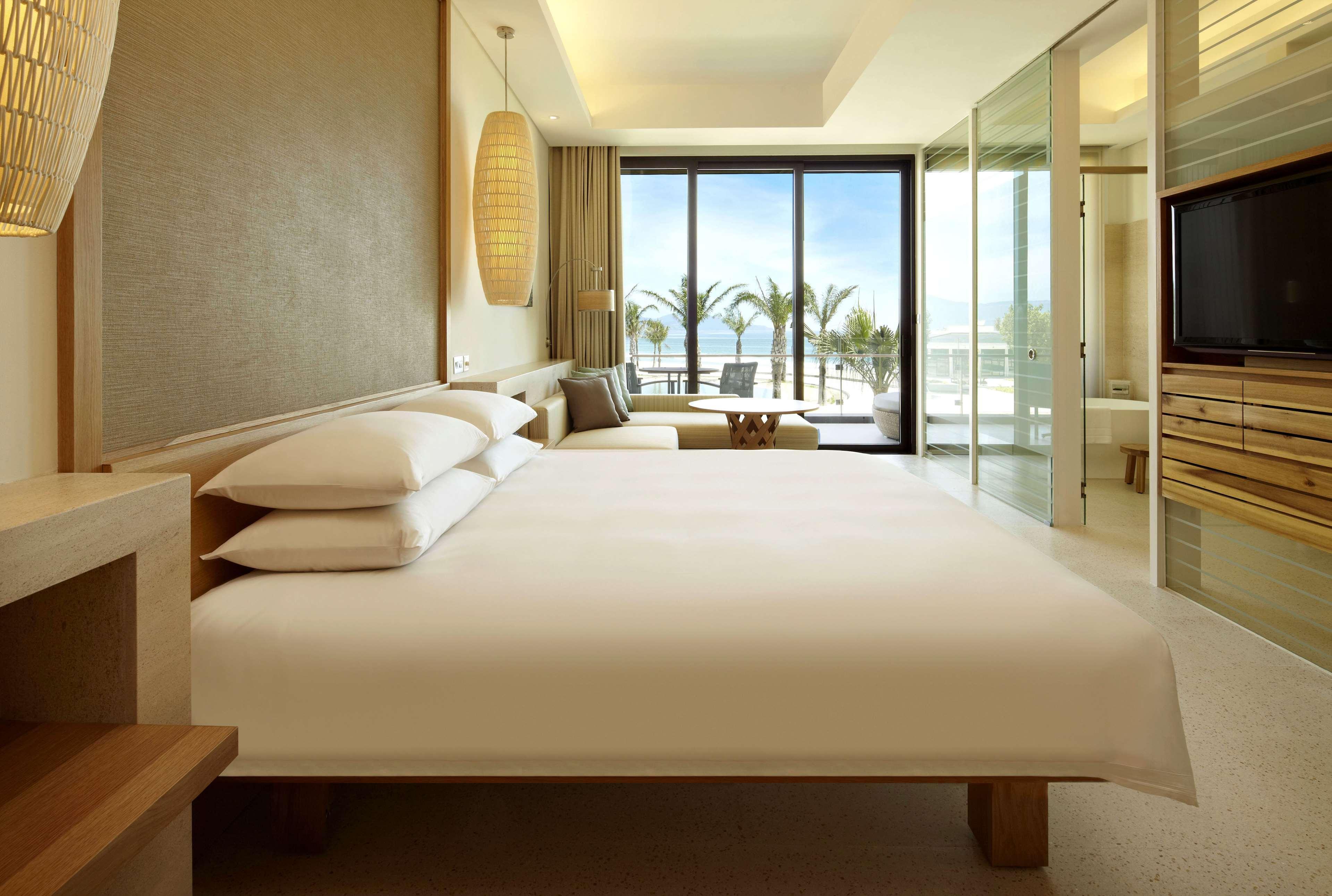 Hyatt Regency And 5*