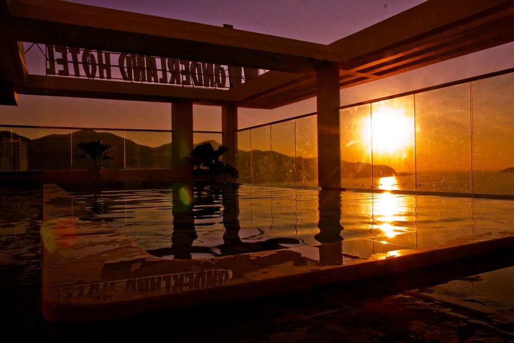 Wonderland Hotel 3*