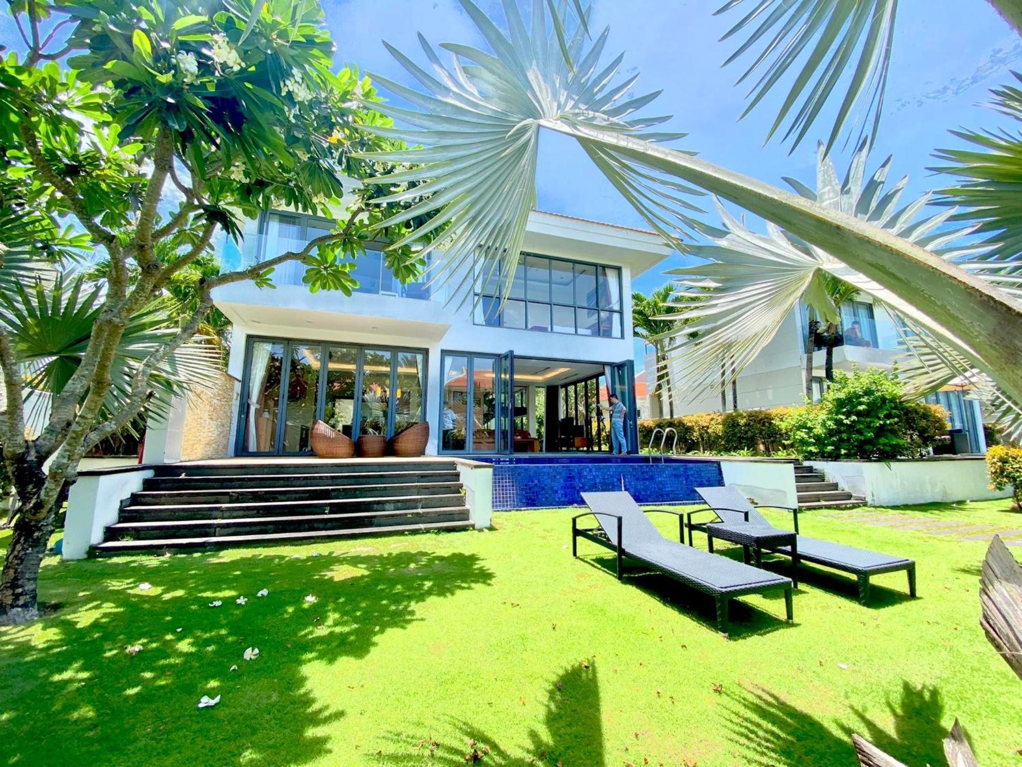 Luxury Pool Close To The Private