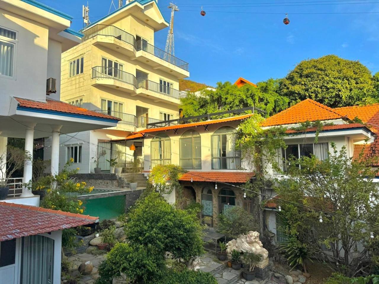 Vnd & Hotel
