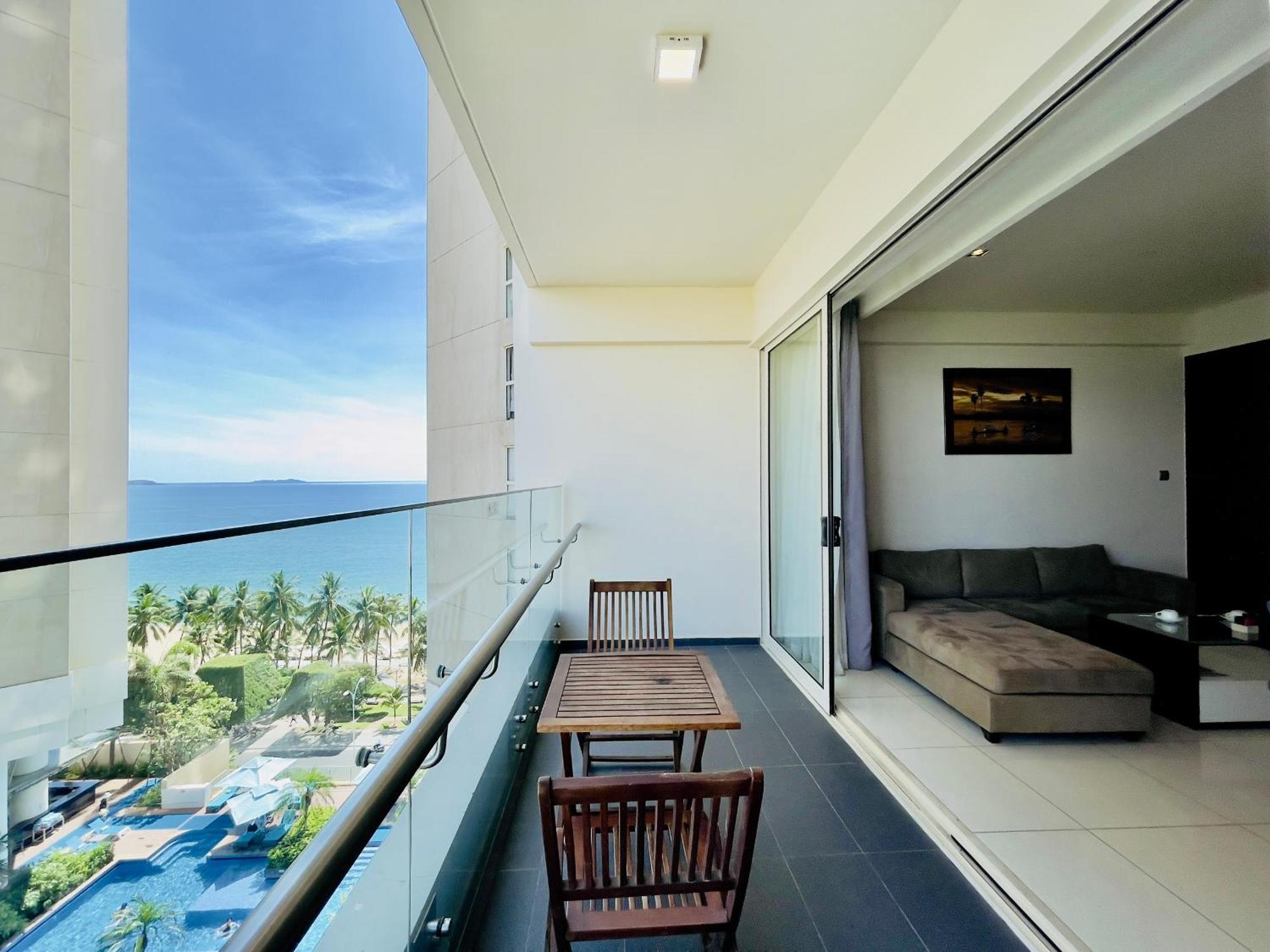 Rozy's Cozy Beachfront * Nha Trang