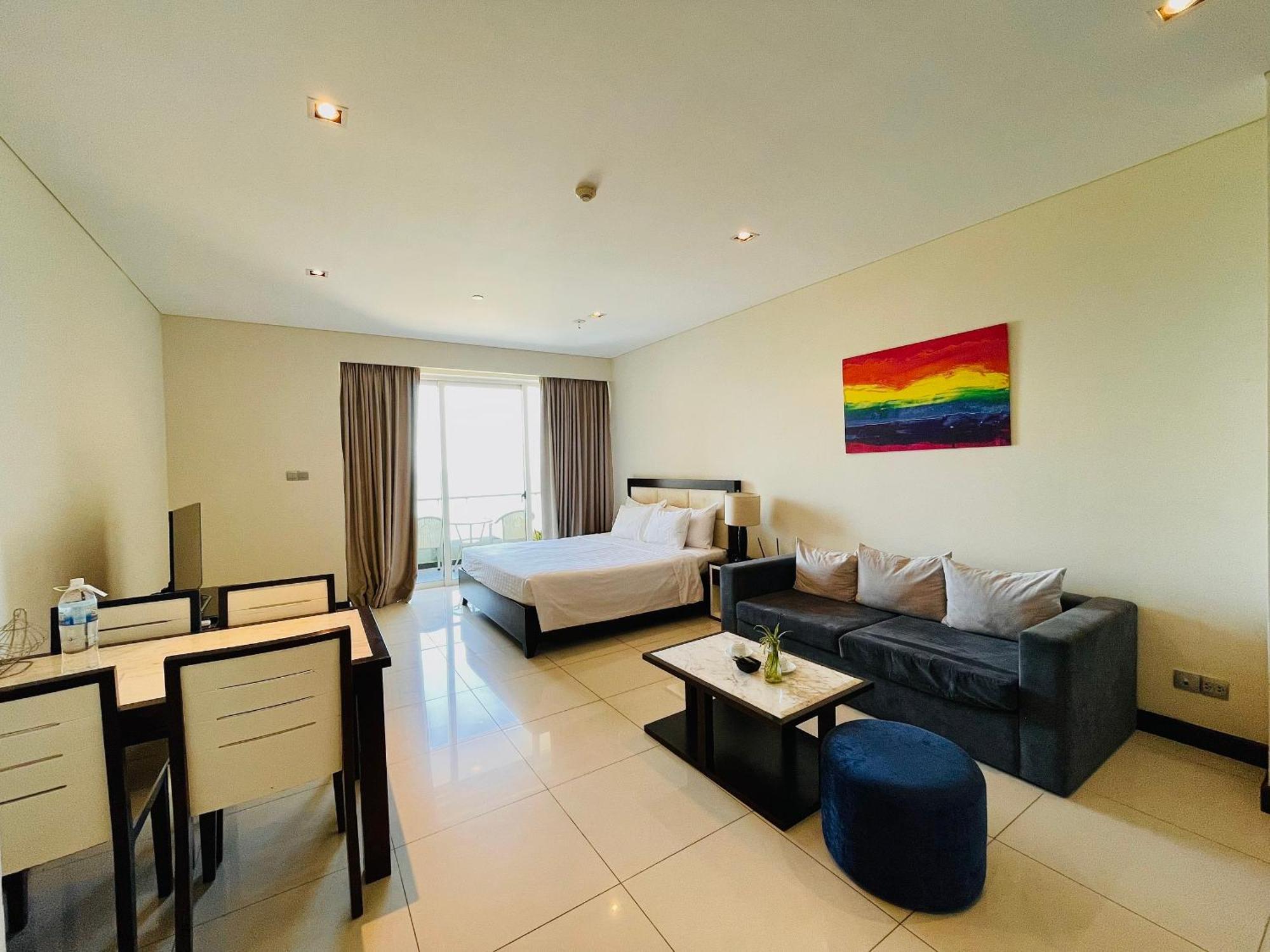 Rozy's Cozy Beachfront Apartment Nha Trang