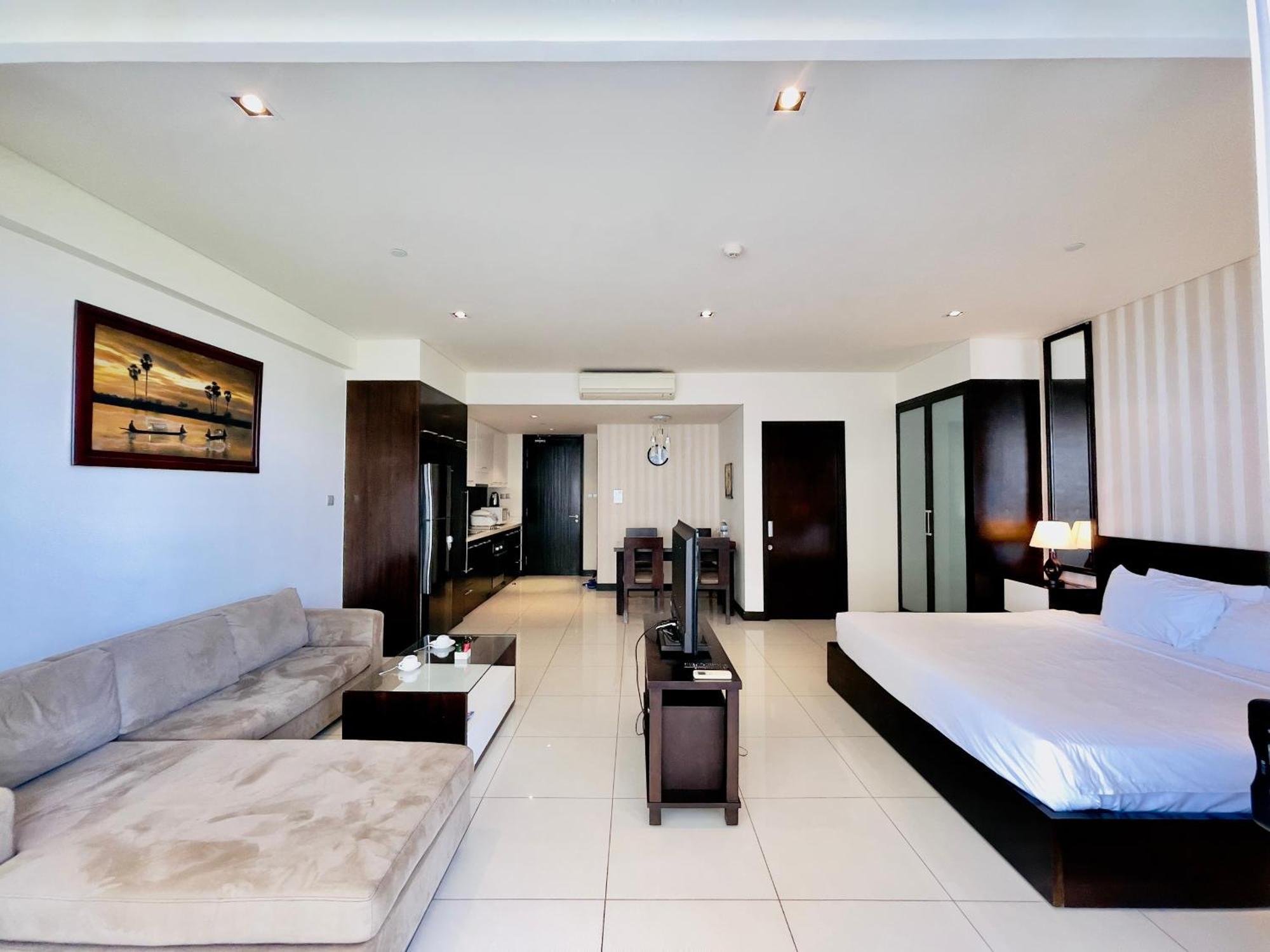 Rozy's Cozy Beachfront * Nha Trang