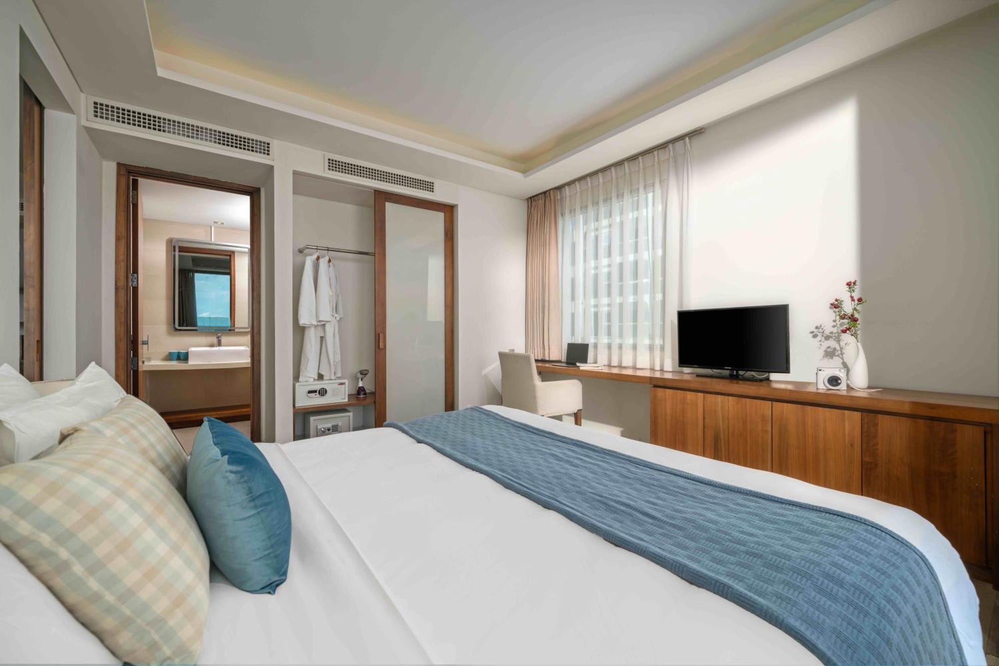 Stunning Across My Khe ! Rooftop Pool & Gym * Đà Nẵng
