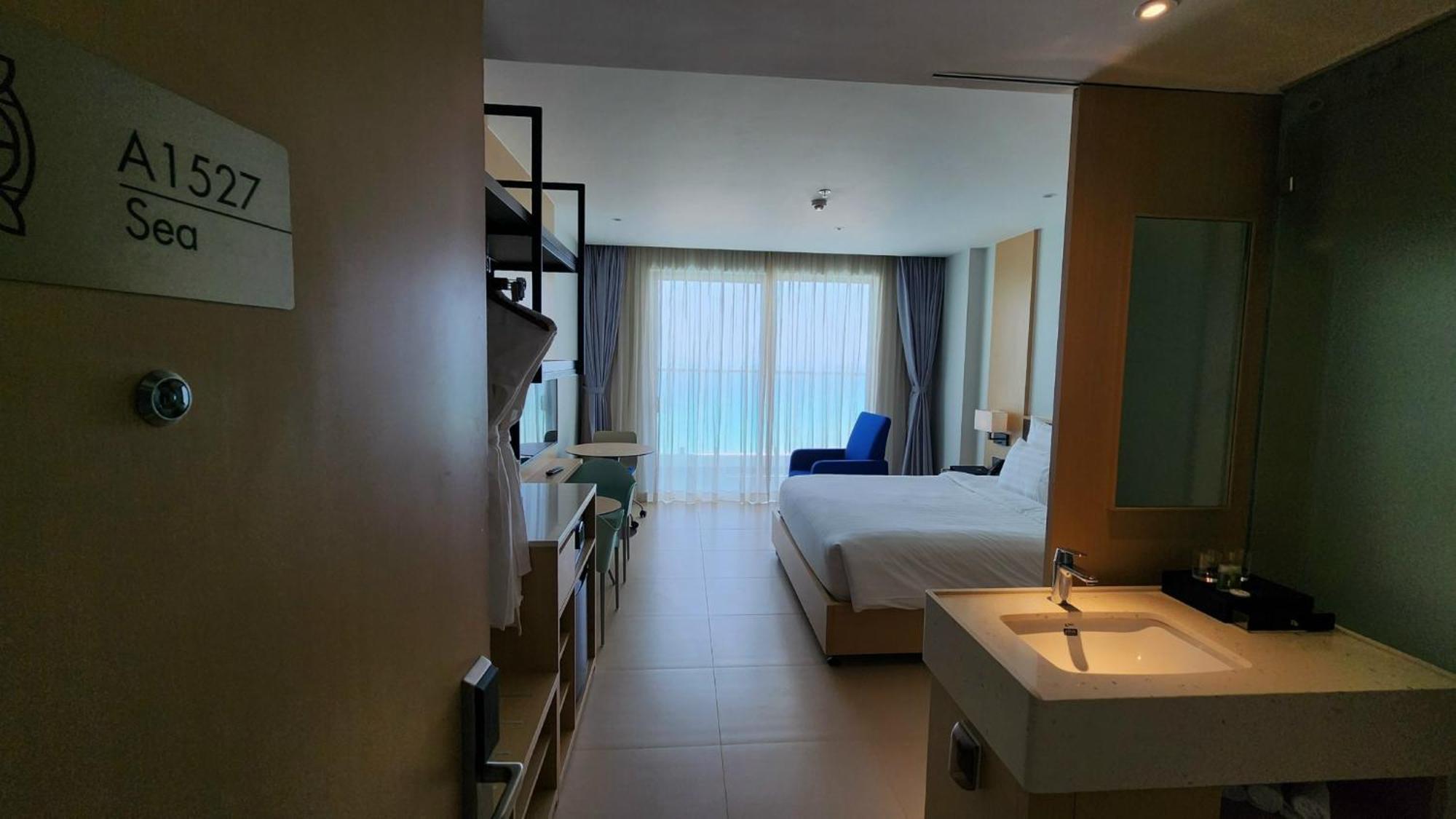 Arena Beach House-view Phố Aparthotel