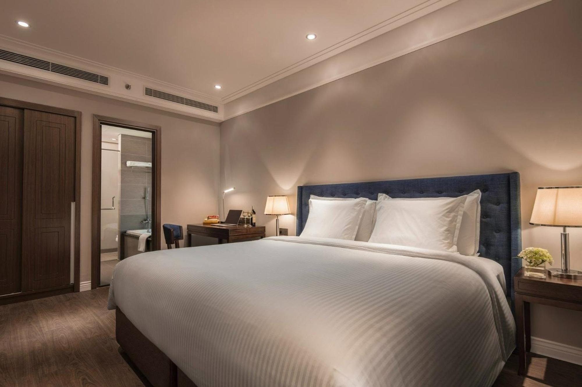 Luxury - Rooftop Swimming Pool - Front - Hinata Căn hộ