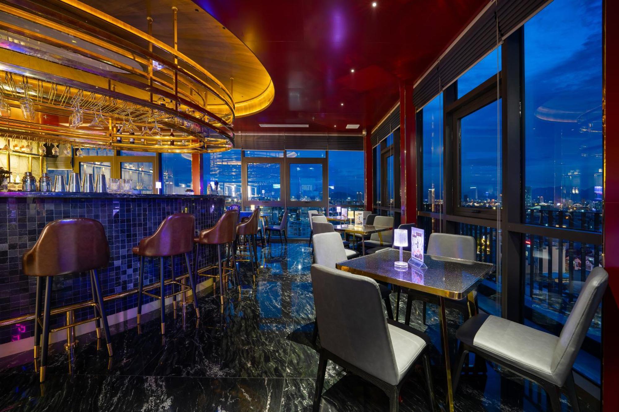 Golden Lotus Grand - Panoramic Rooftop Bar & Daily Afternoon Tea Hotel