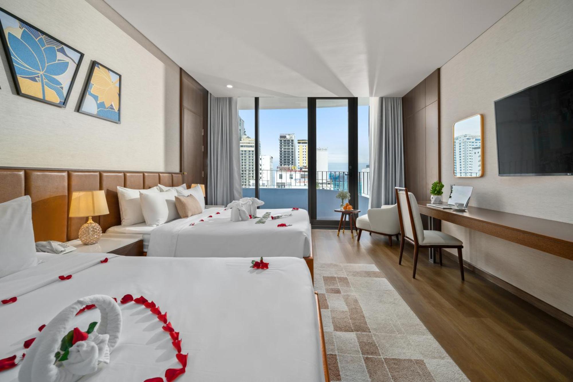 Golden Lotus Grand - Panoramic Rooftop Bar & Daily Afternoon Tea
