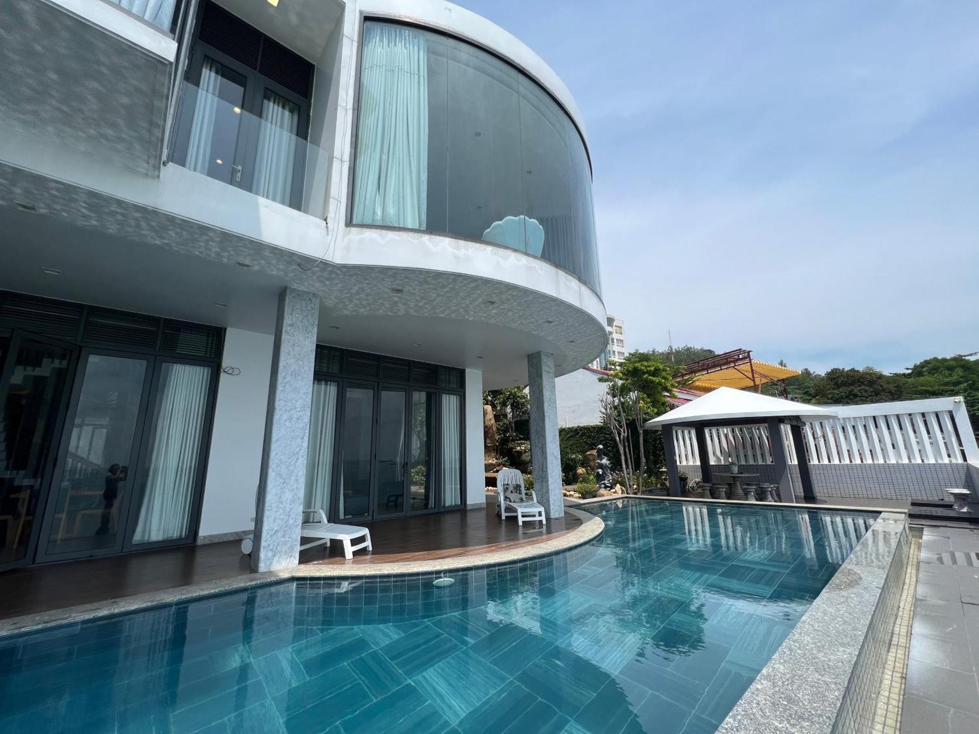 Nancy Tran Grand Strip 10 Villa *