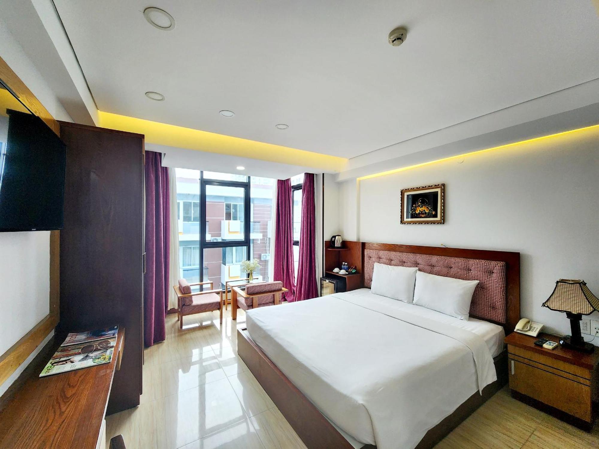 Happy Light Hotel 4*