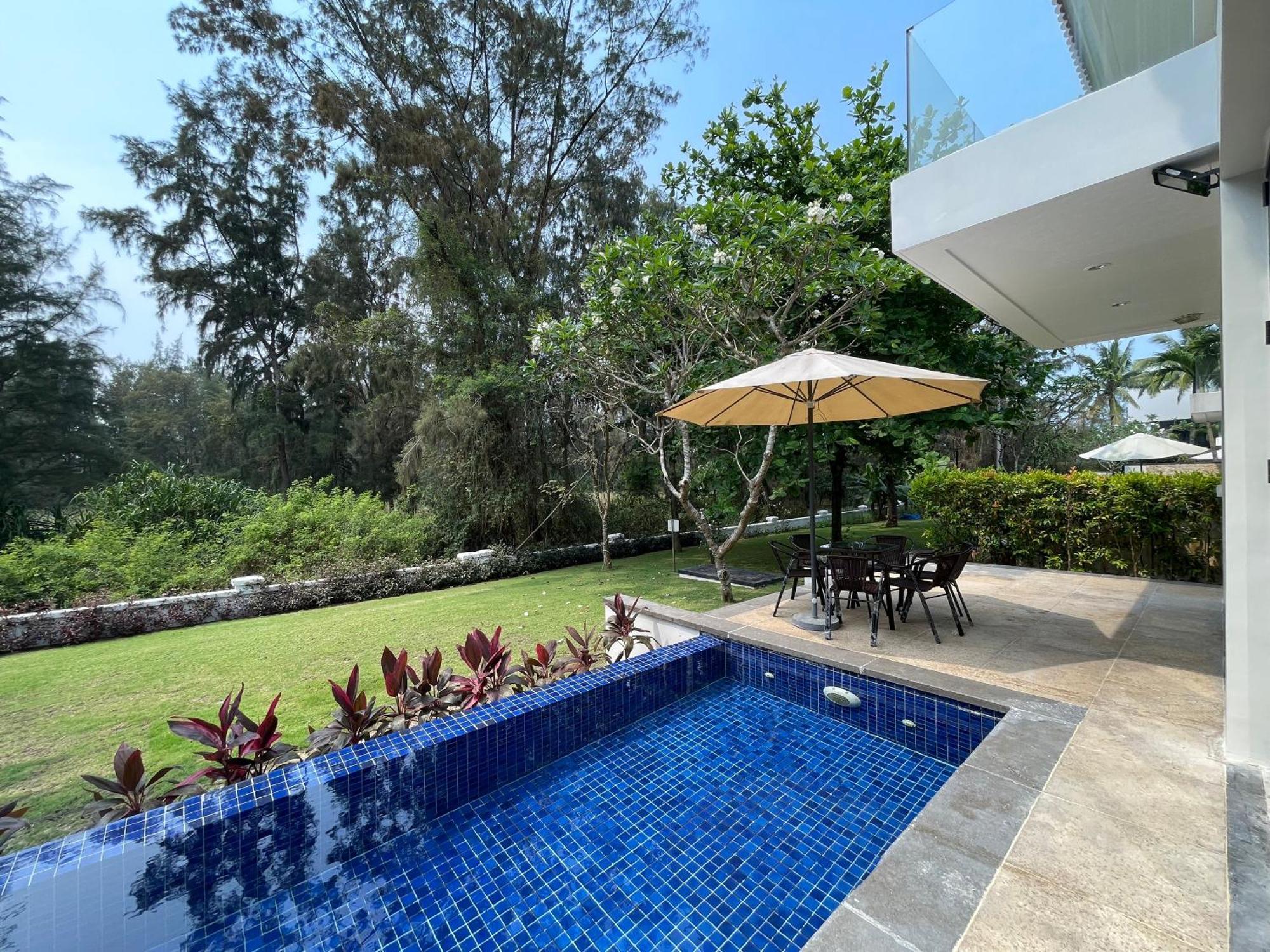 Luxury Pool Close To The Private
