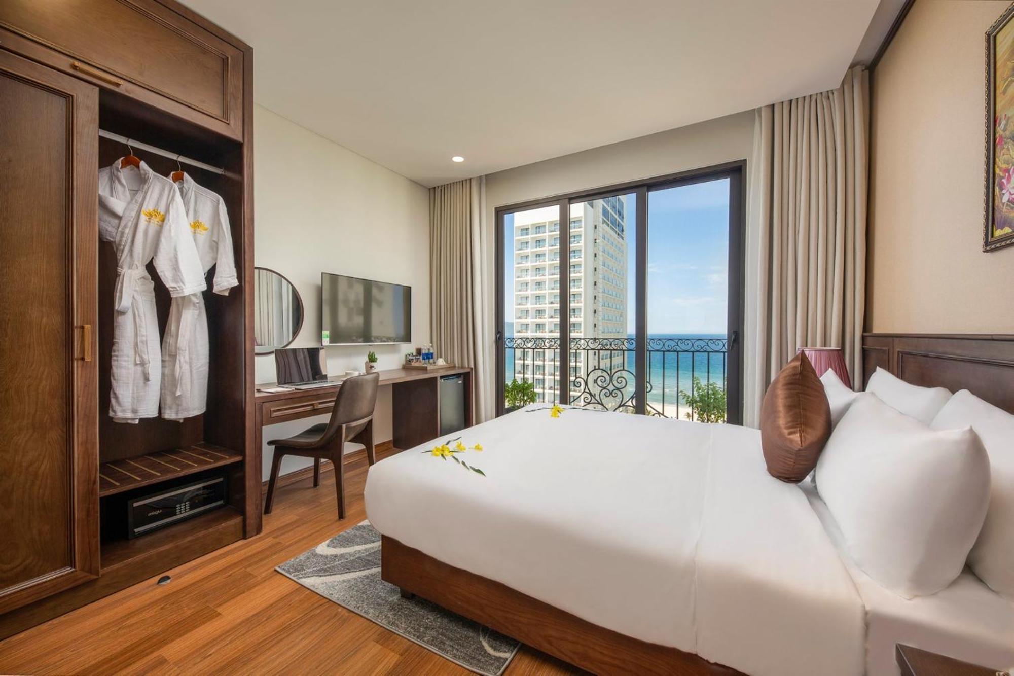 Hotel Golden Lotus - Rooftop Bar Sea View 4*