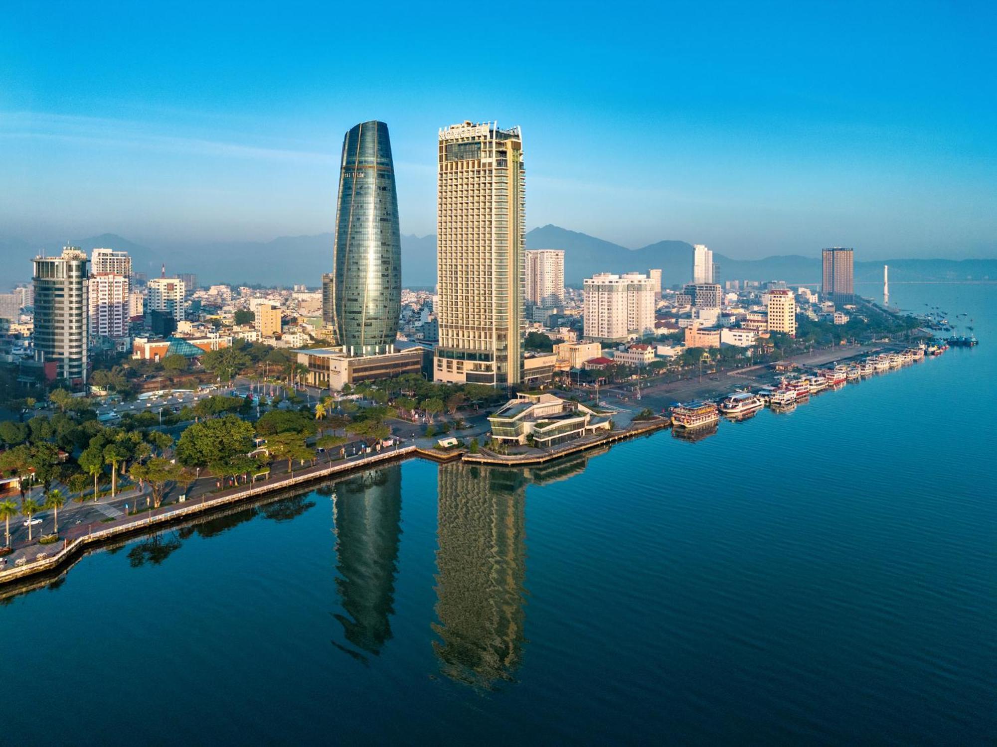 Khách sạn Novotel Premier River 5*