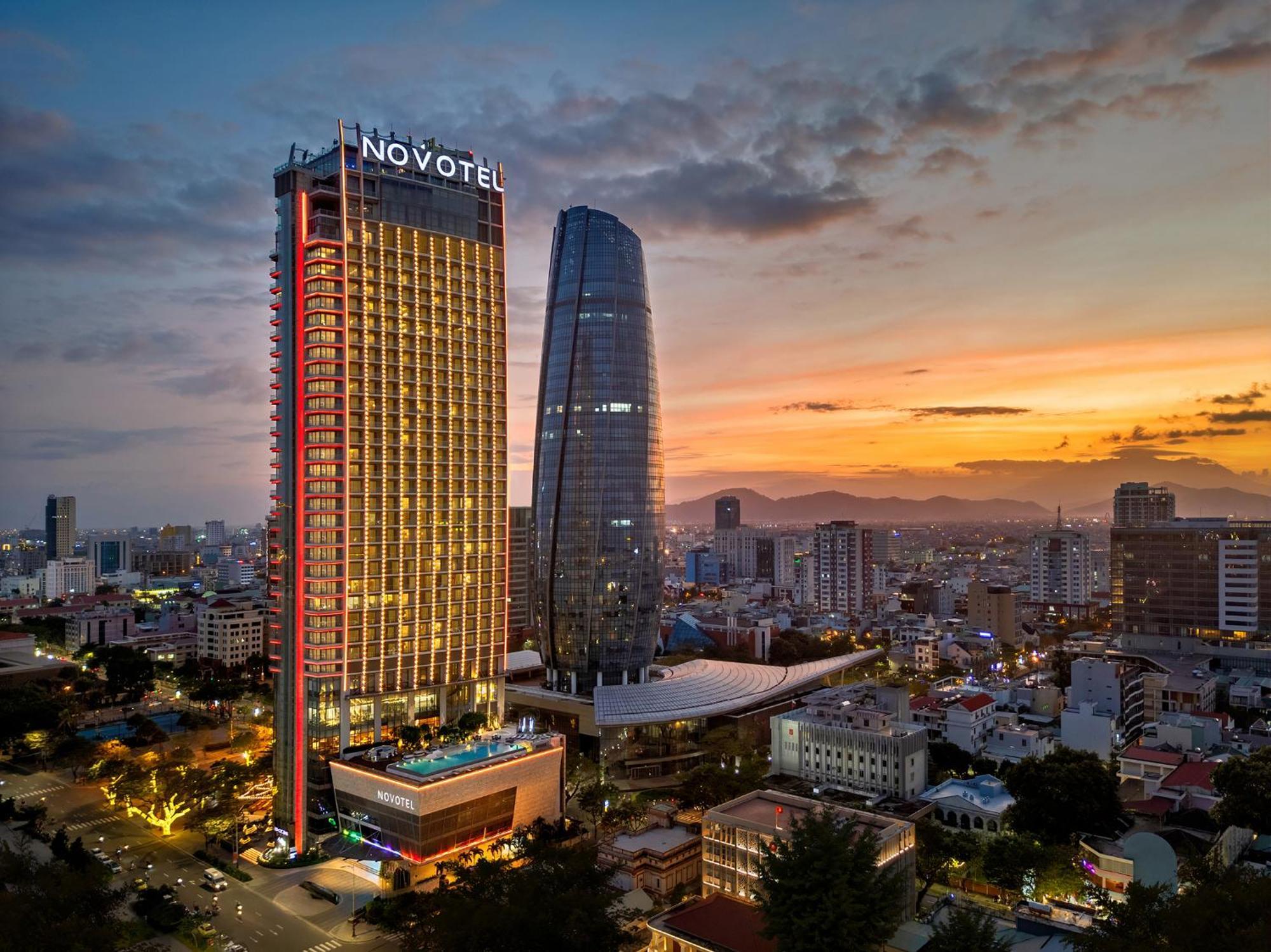 Khách sạn Novotel Premier River 5*