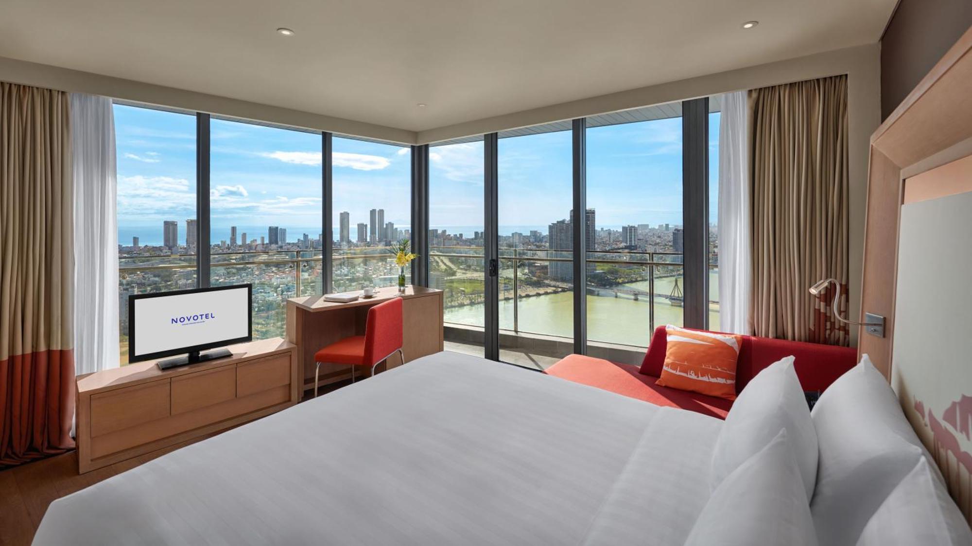 Khách sạn Novotel Premier River