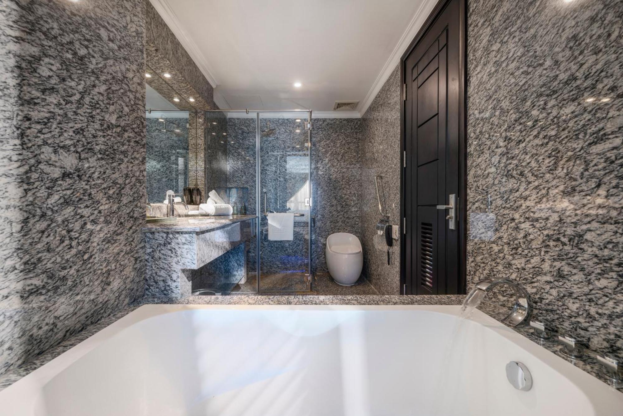 Hotel V-hotel 4*