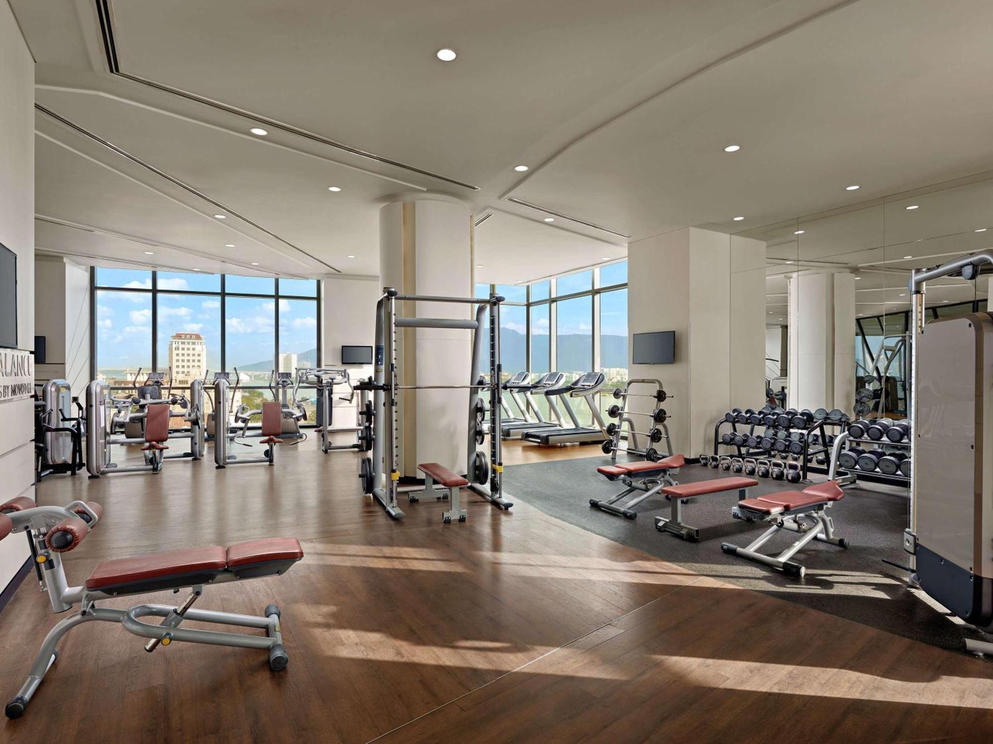 Khách sạn Novotel Premier River