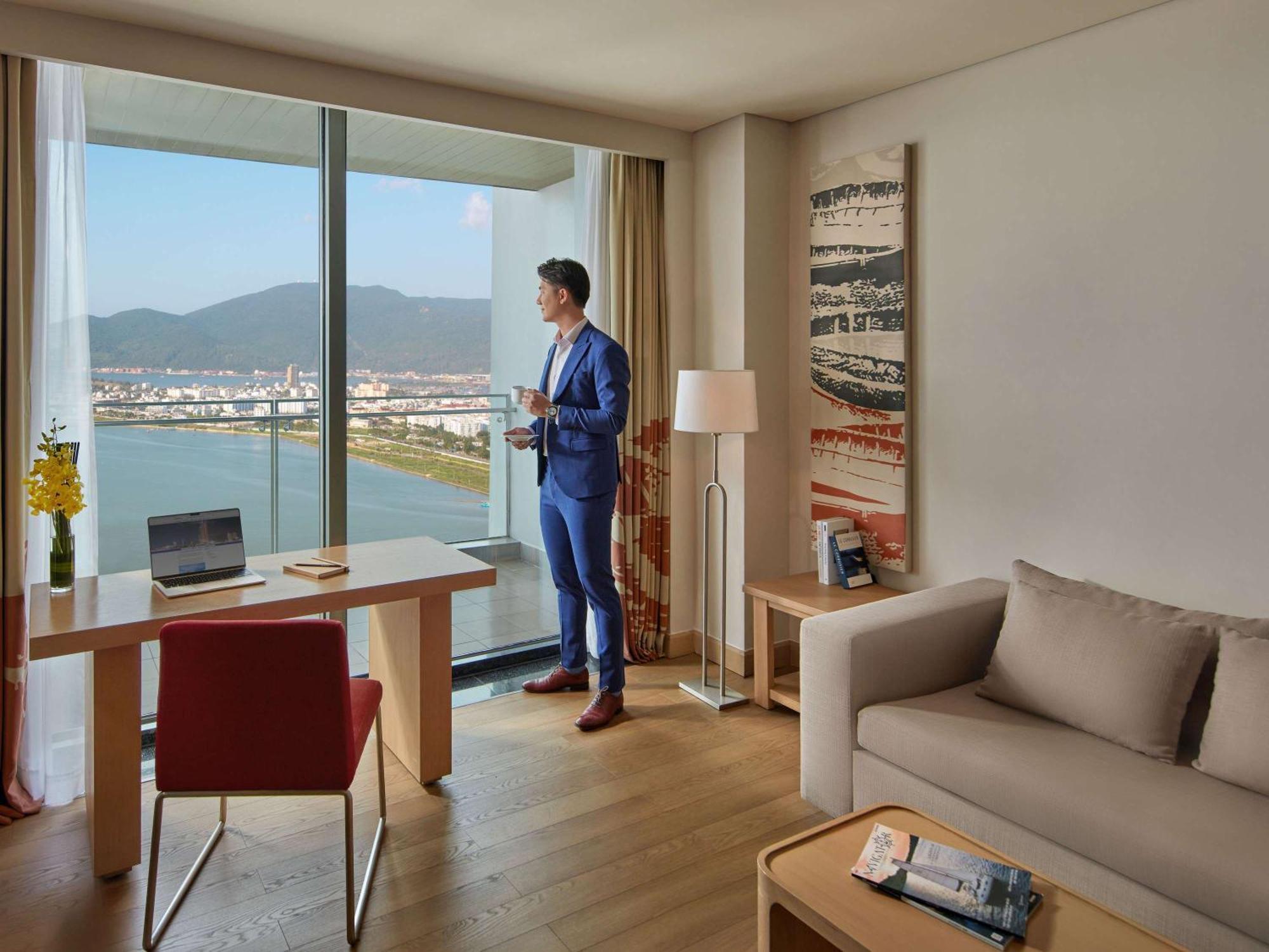 Khách sạn Novotel Premier River