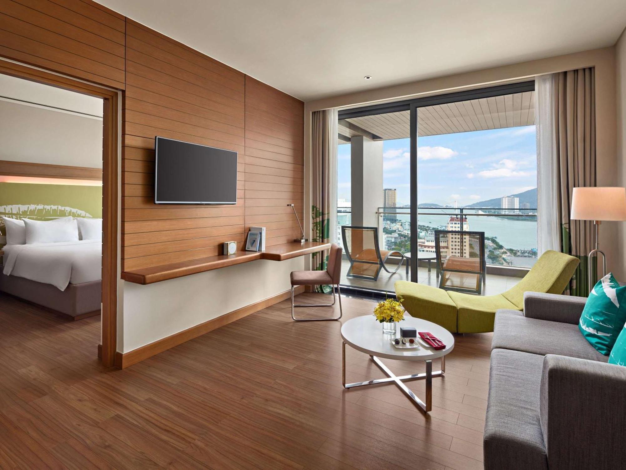 Khách sạn Novotel Premier River