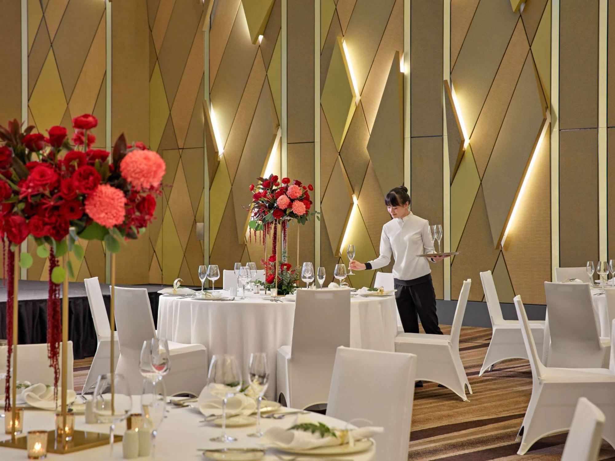 Khách sạn Novotel Premier River