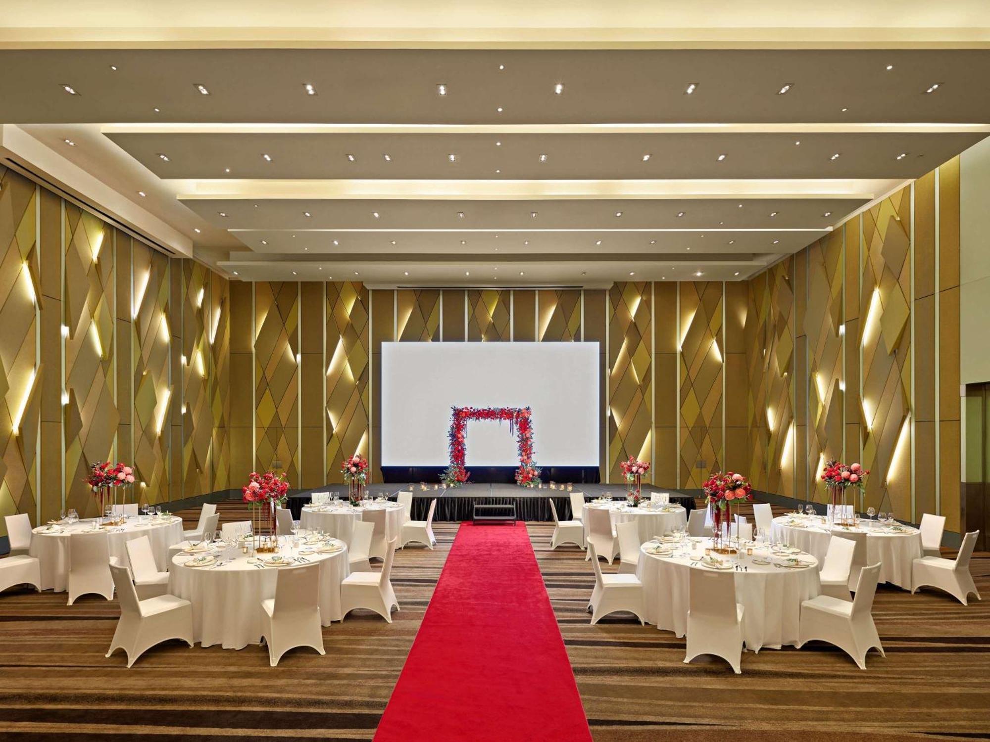 Khách sạn Novotel Premier River 5*