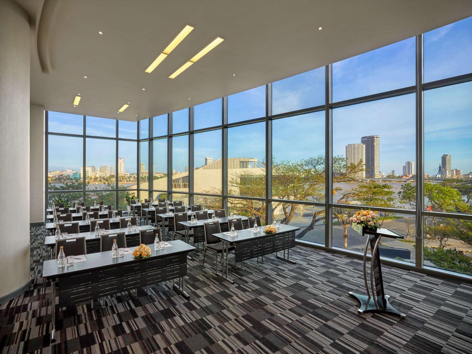 Khách sạn Novotel Premier River