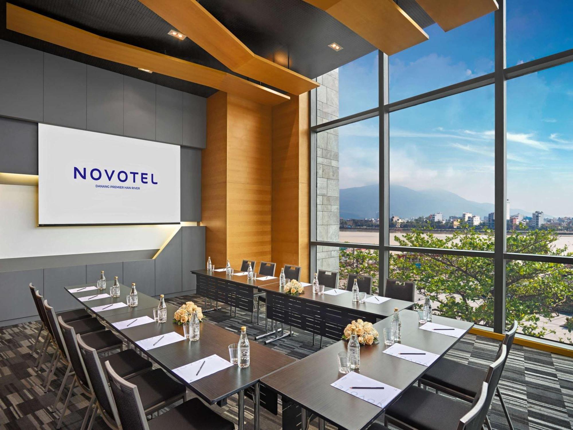 Khách sạn Novotel Premier River 5*