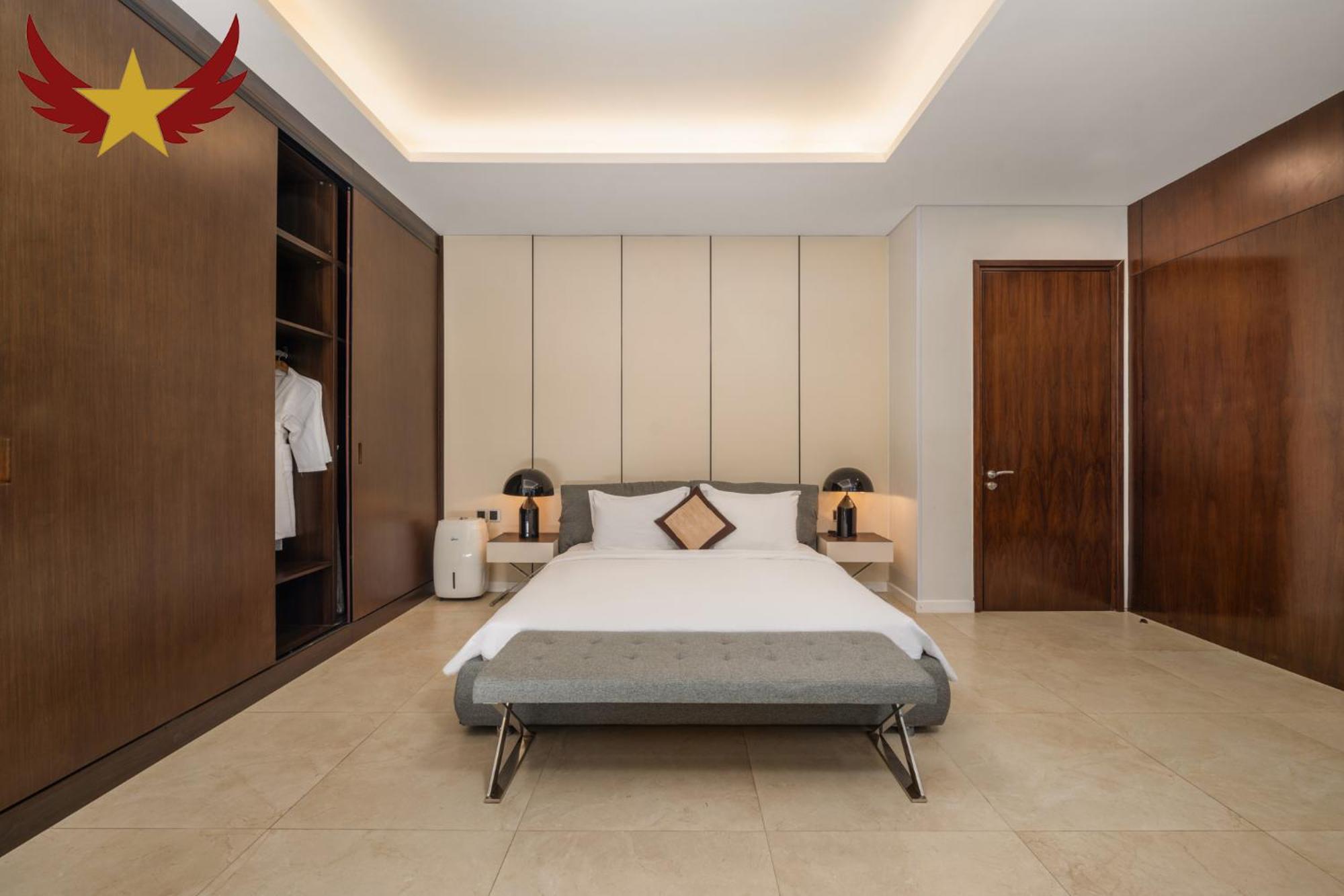The Five 8 Bedrooms Beachfront - K3