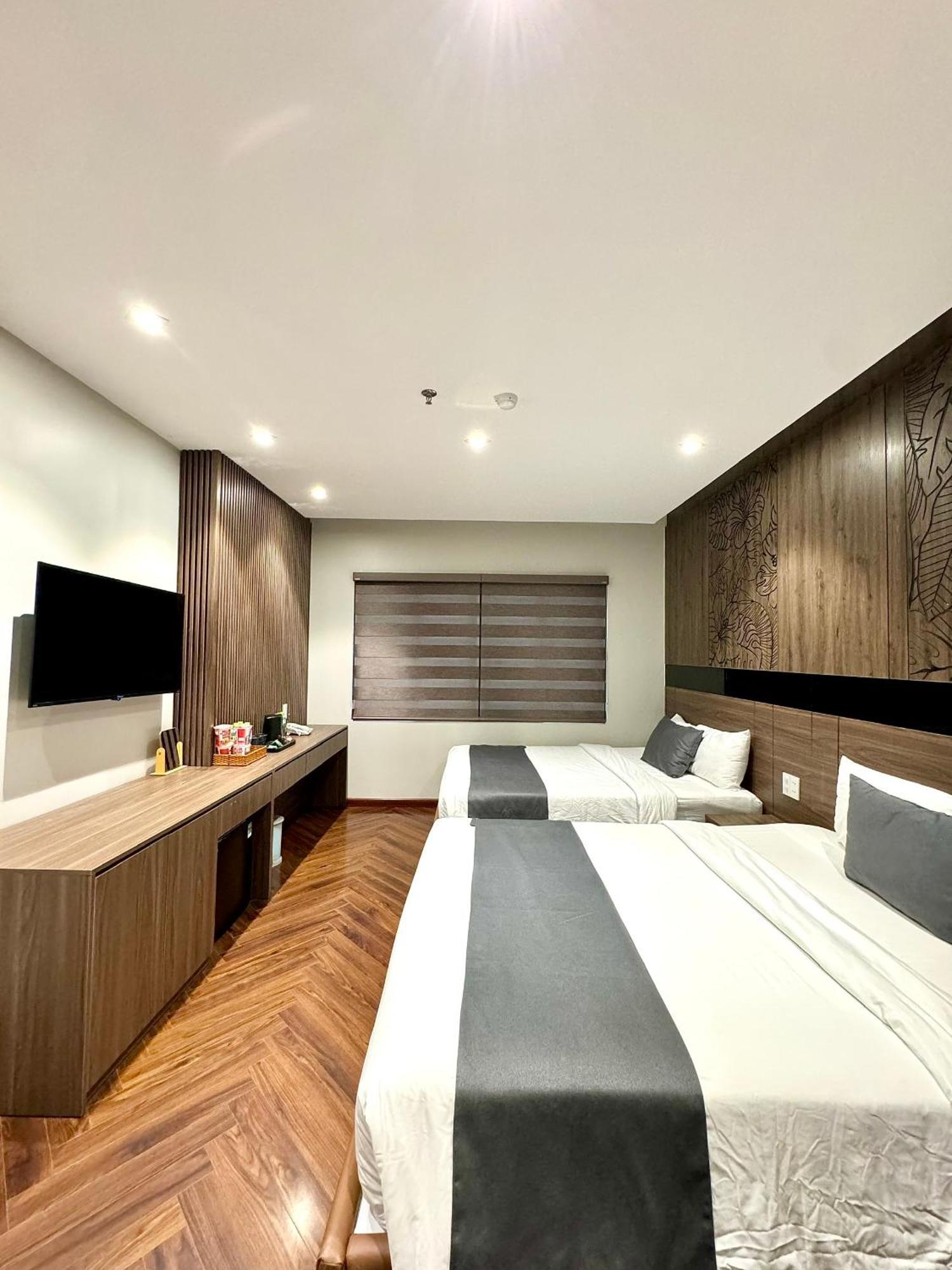 Long 2 Hotel *