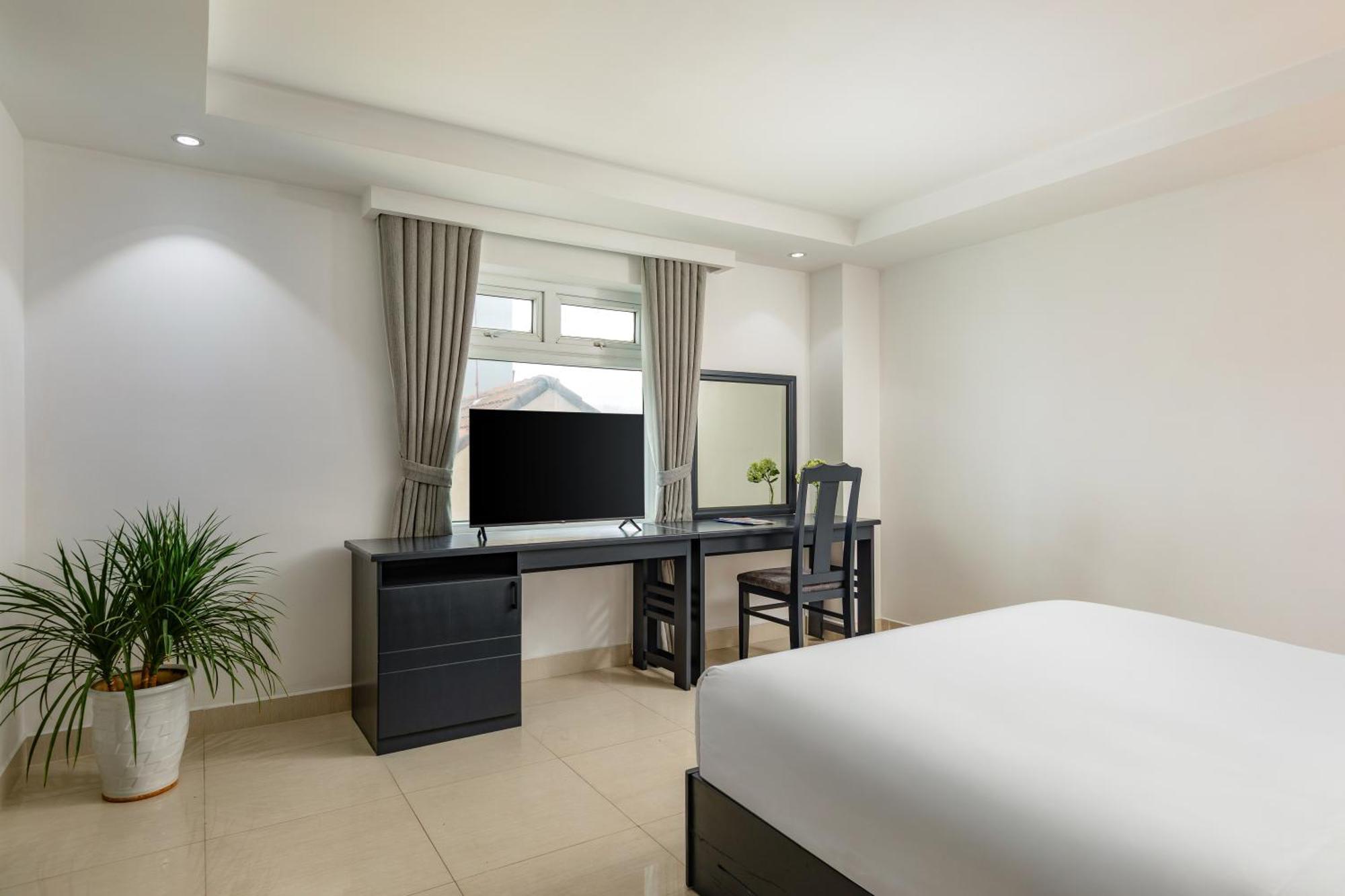 Kay - Near Dragon Bridge Hotel