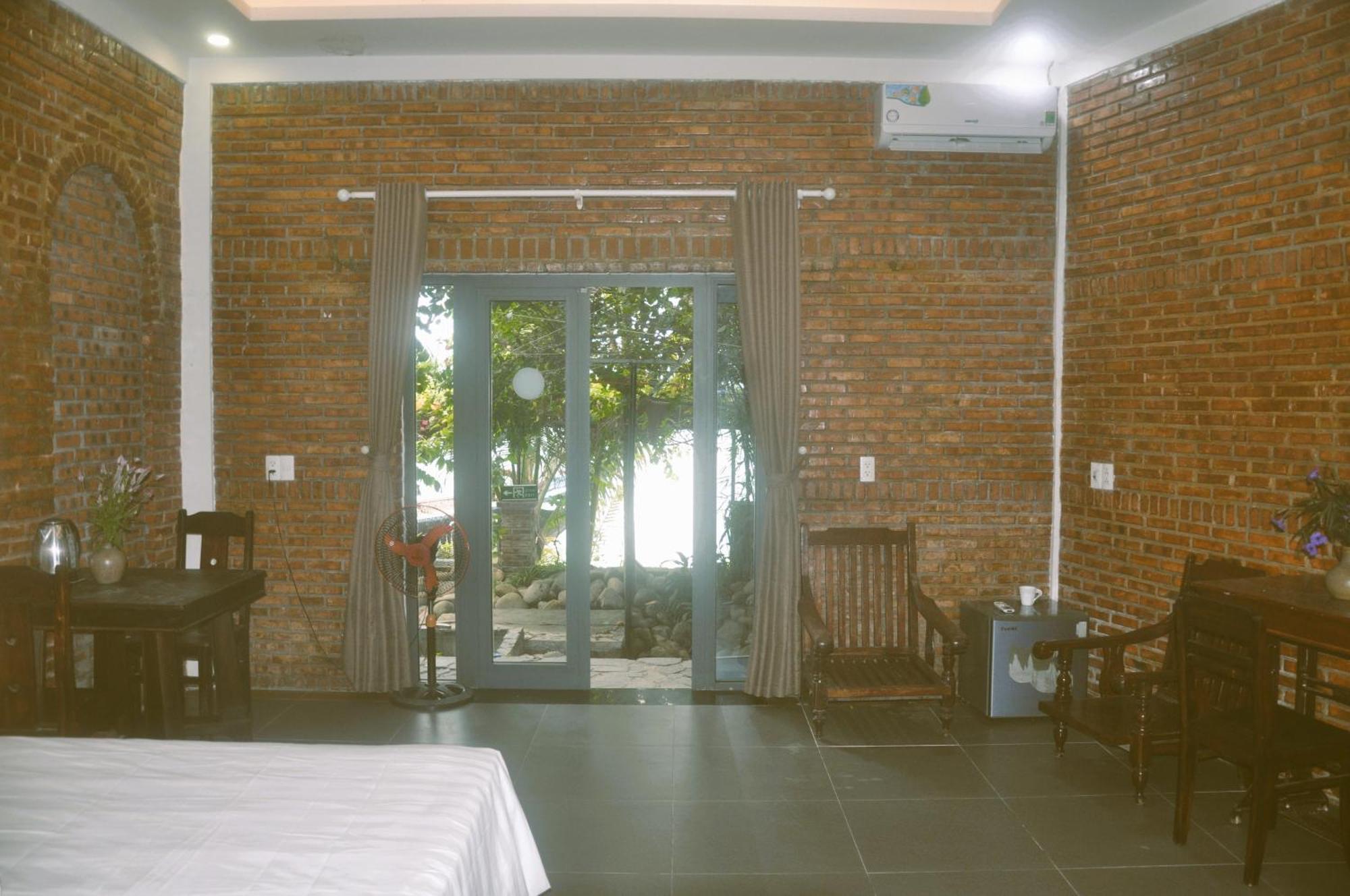 Autumn Bay Retreat Hotel