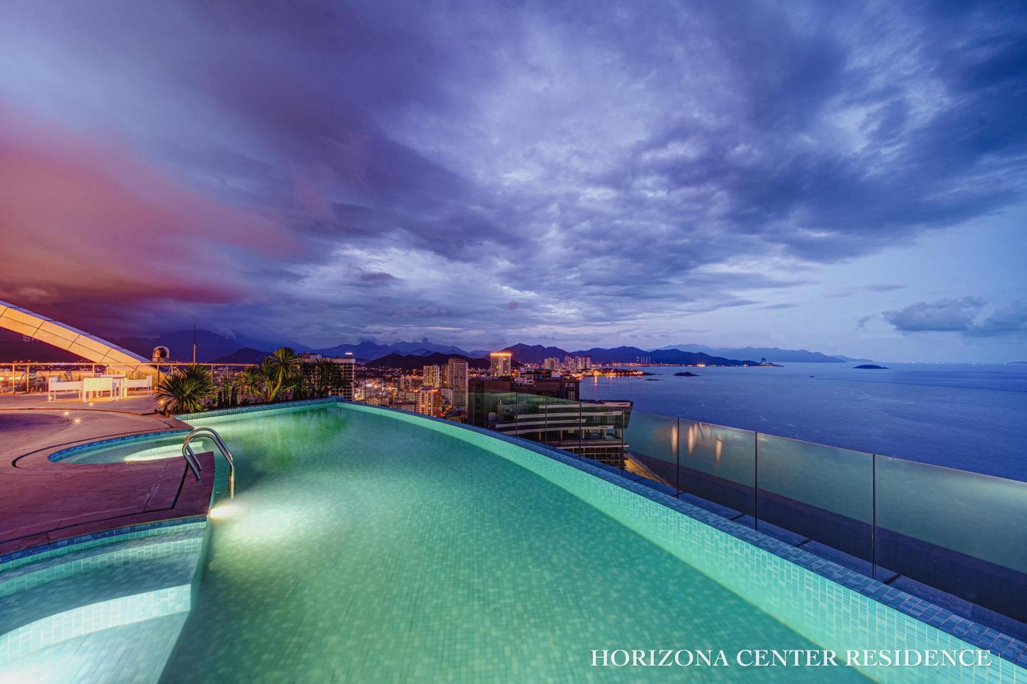 Grand Oceanfront Premier Centre Apartment *