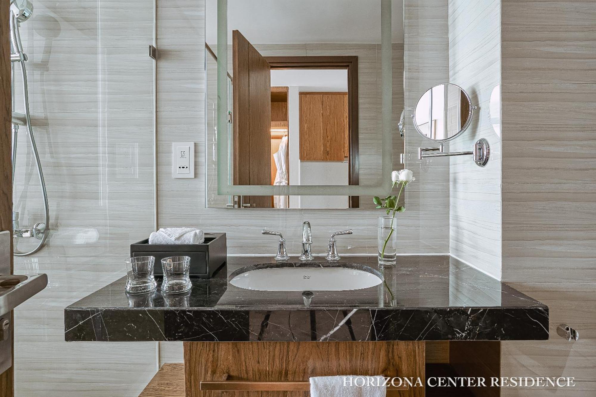 Grand Oceanfront Premier Centre Apartment *