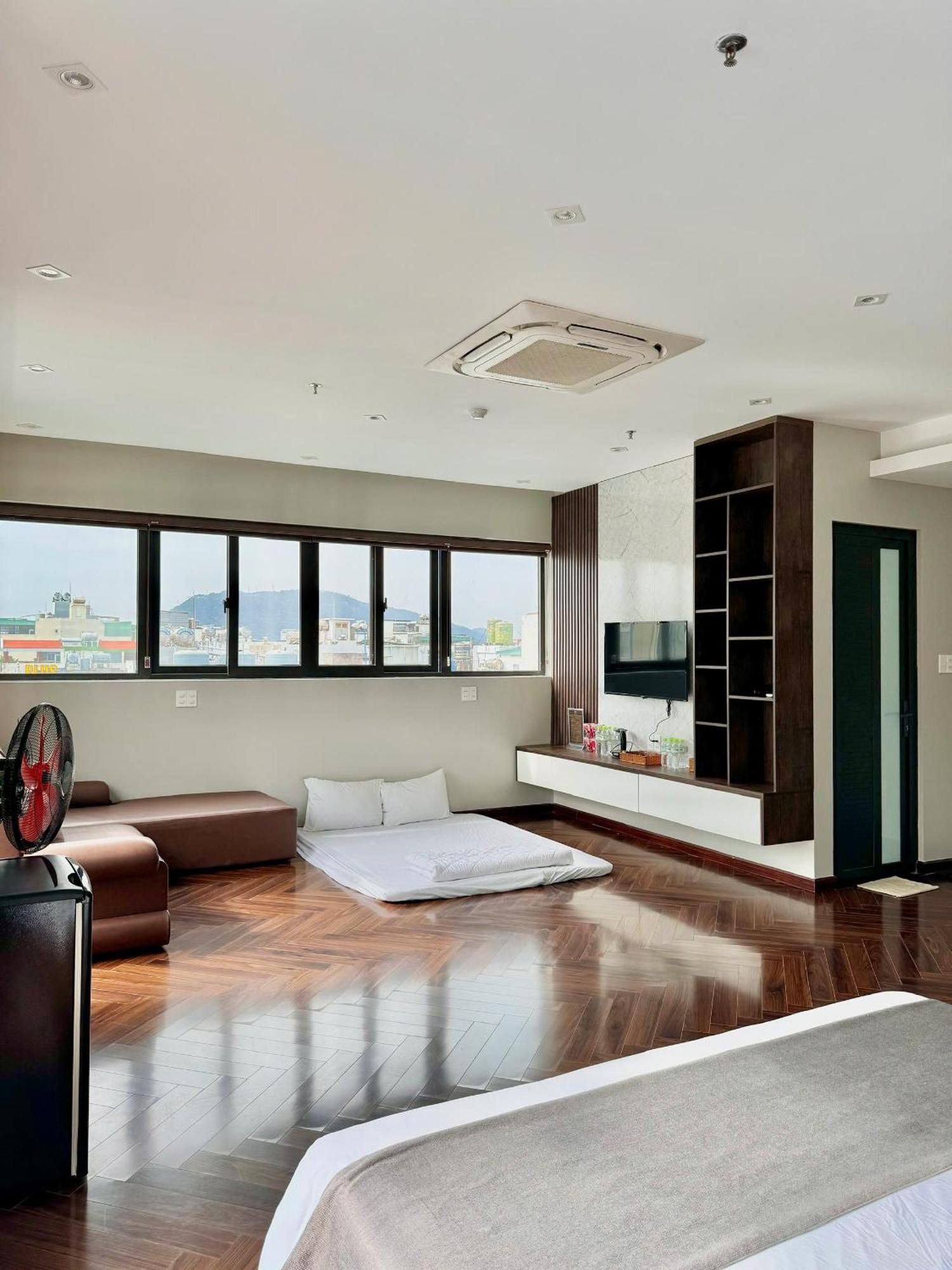 Long 2 Hotel *