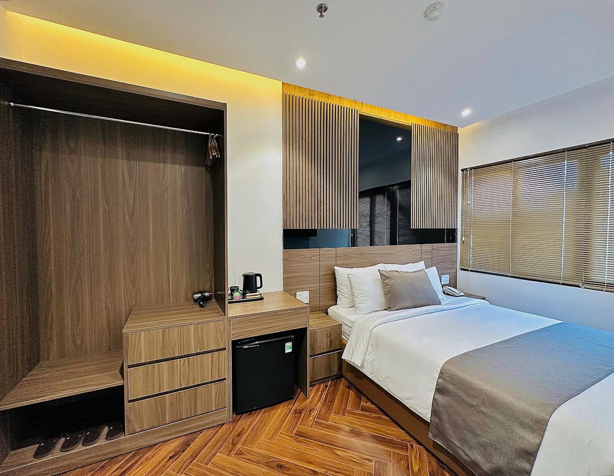Long 2 Hotel *