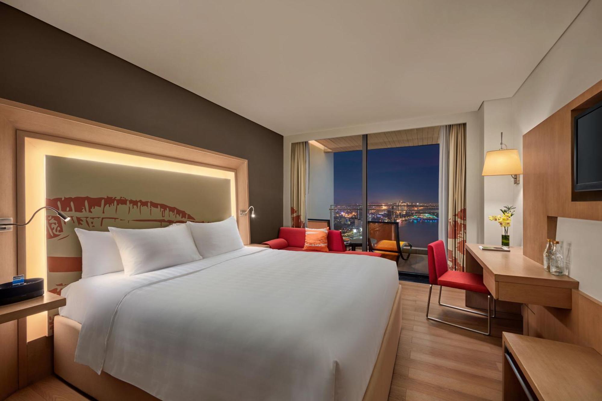 Khách sạn Novotel Premier River 5*