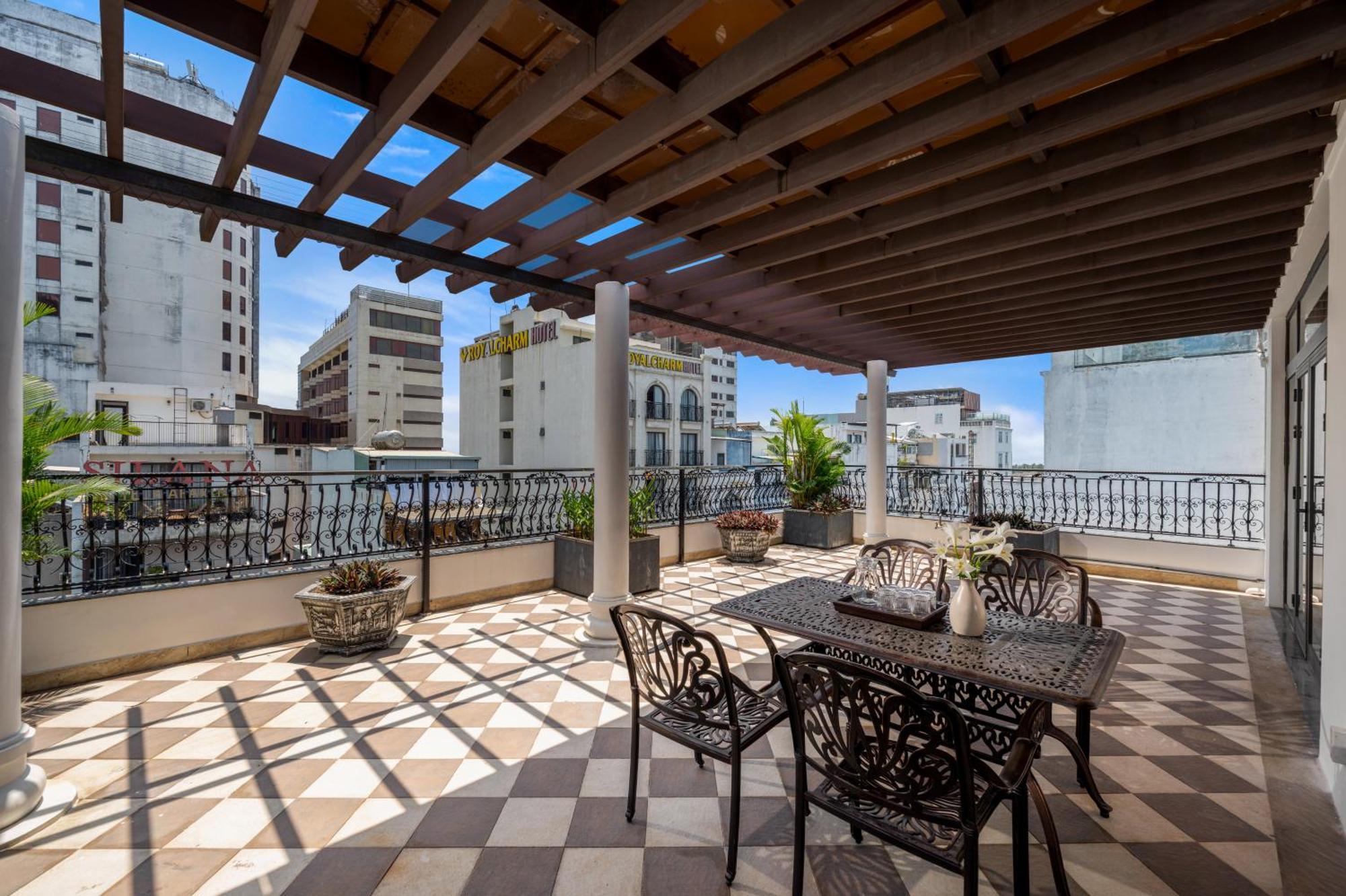 Palazzo Luxury Hotel 4*