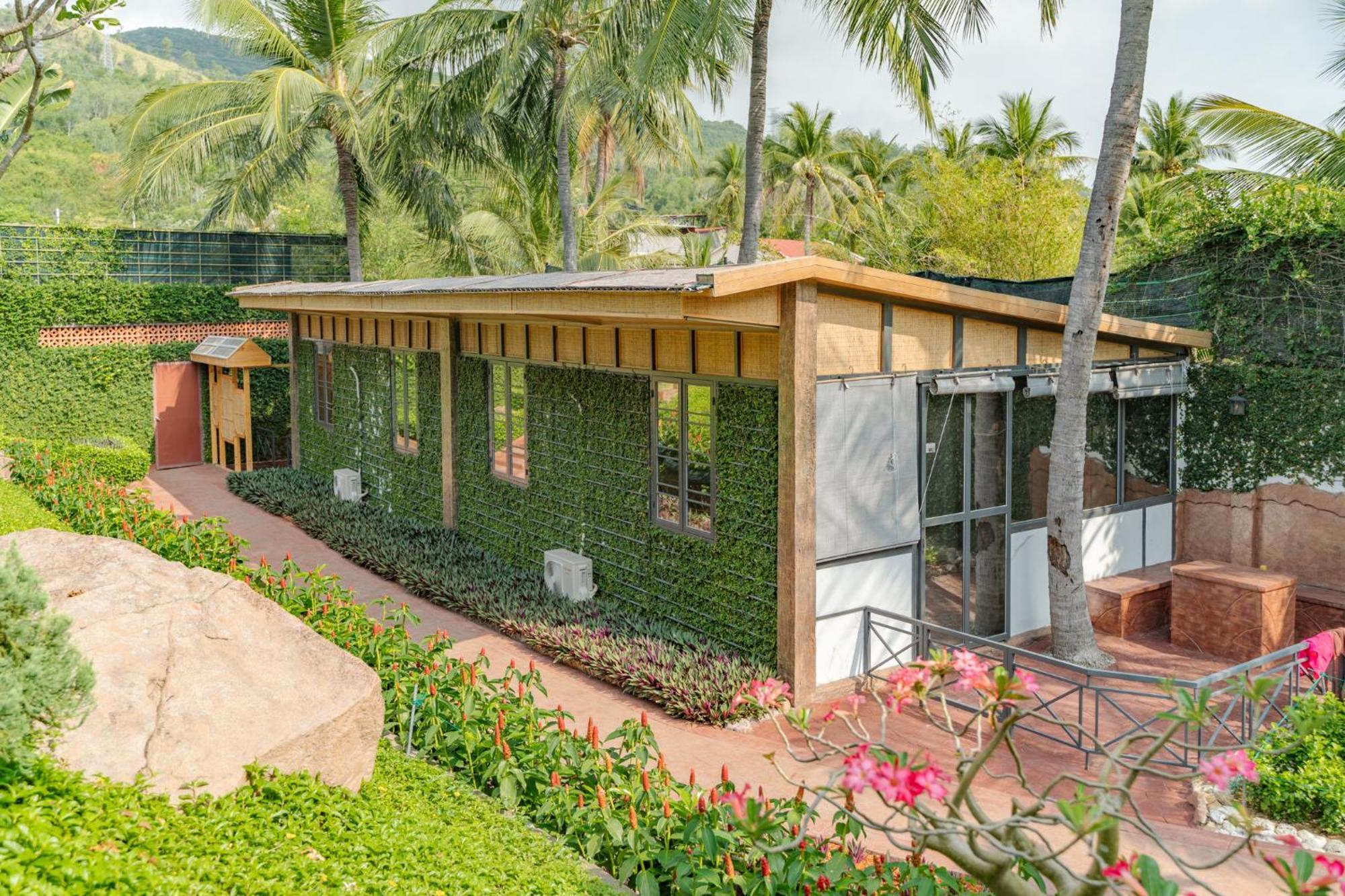Oasis Hotel